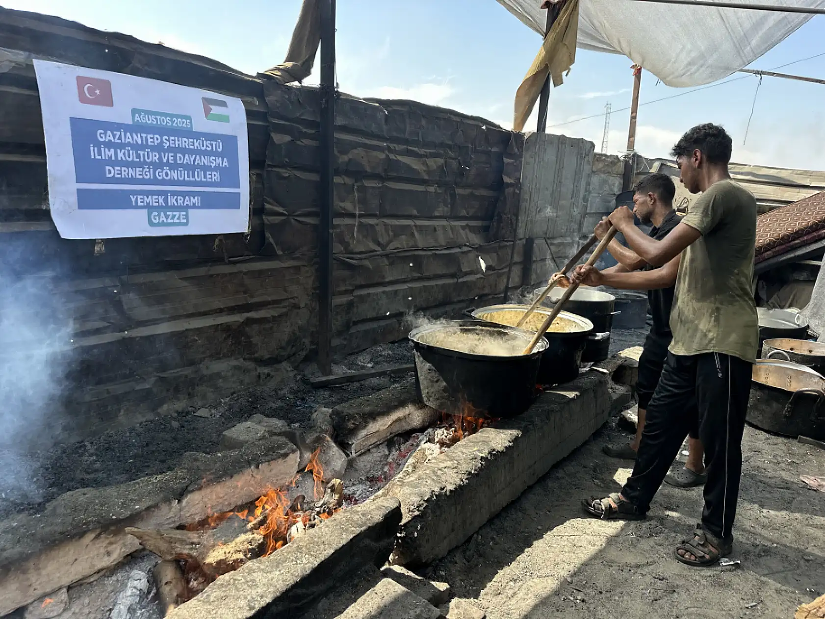 İsrail saldırıları altındaki Gazze'de Filistinlilere yemek dağıtıldı