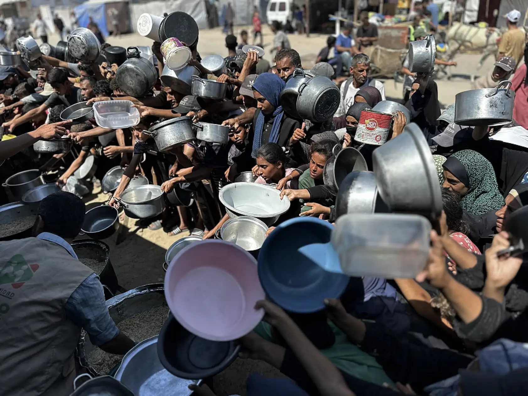 İsrail saldırıları altındaki Gazze'de Filistinlilere yemek dağıtıldı