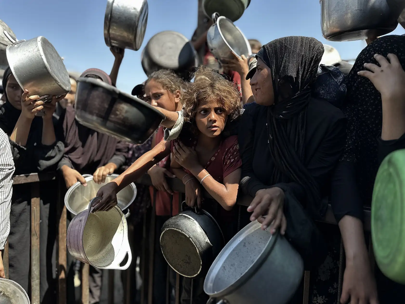 İsrail saldırıları altındaki Gazze'de Filistinlilere yemek dağıtıldı