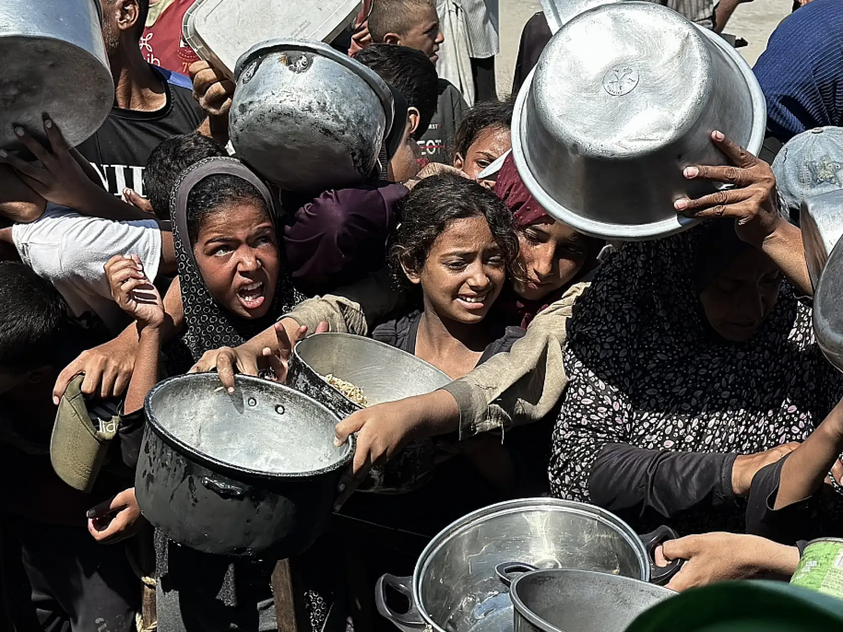 İsrail saldırıları altındaki Gazze'de Filistinlilere yemek dağıtıldı