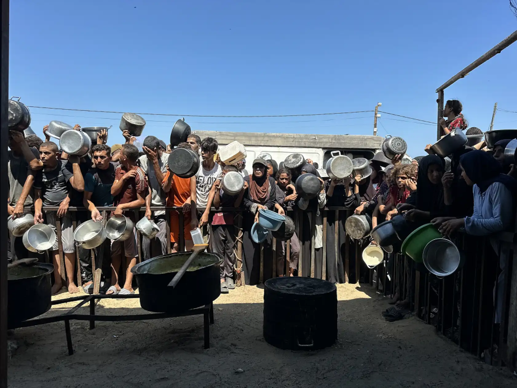 İsrail saldırıları altındaki Gazze'de Filistinlilere yemek dağıtıldı