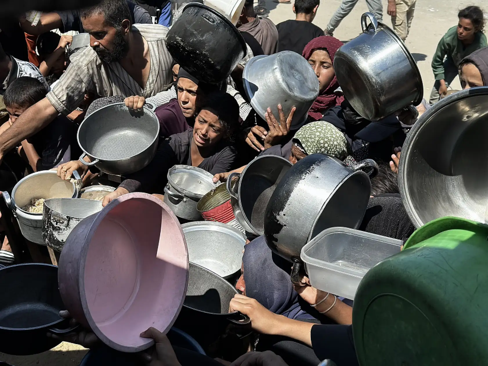 İsrail saldırıları altındaki Gazze'de Filistinlilere yemek dağıtıldı