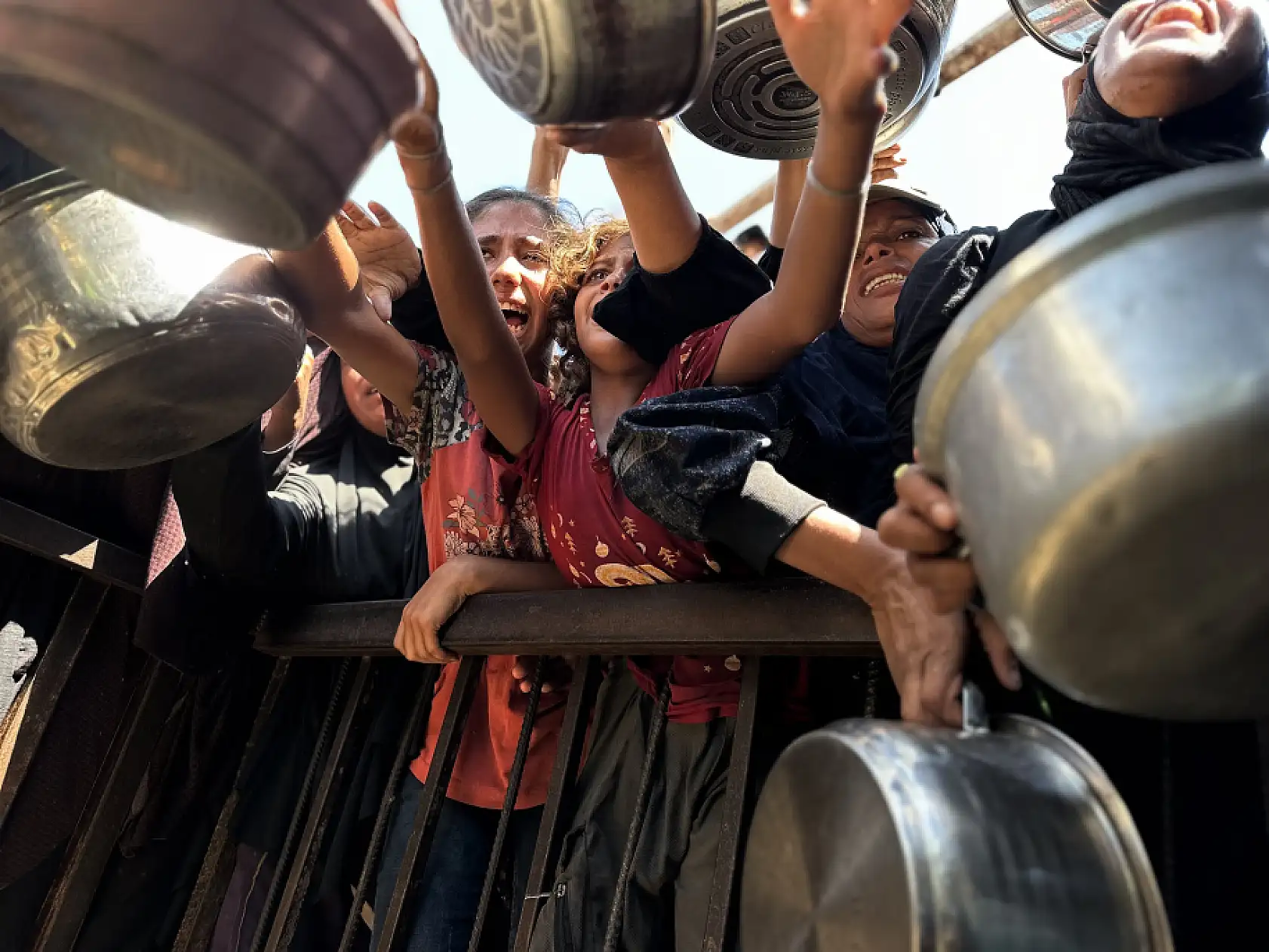 İsrail saldırıları altındaki Gazze'de Filistinlilere yemek dağıtıldı