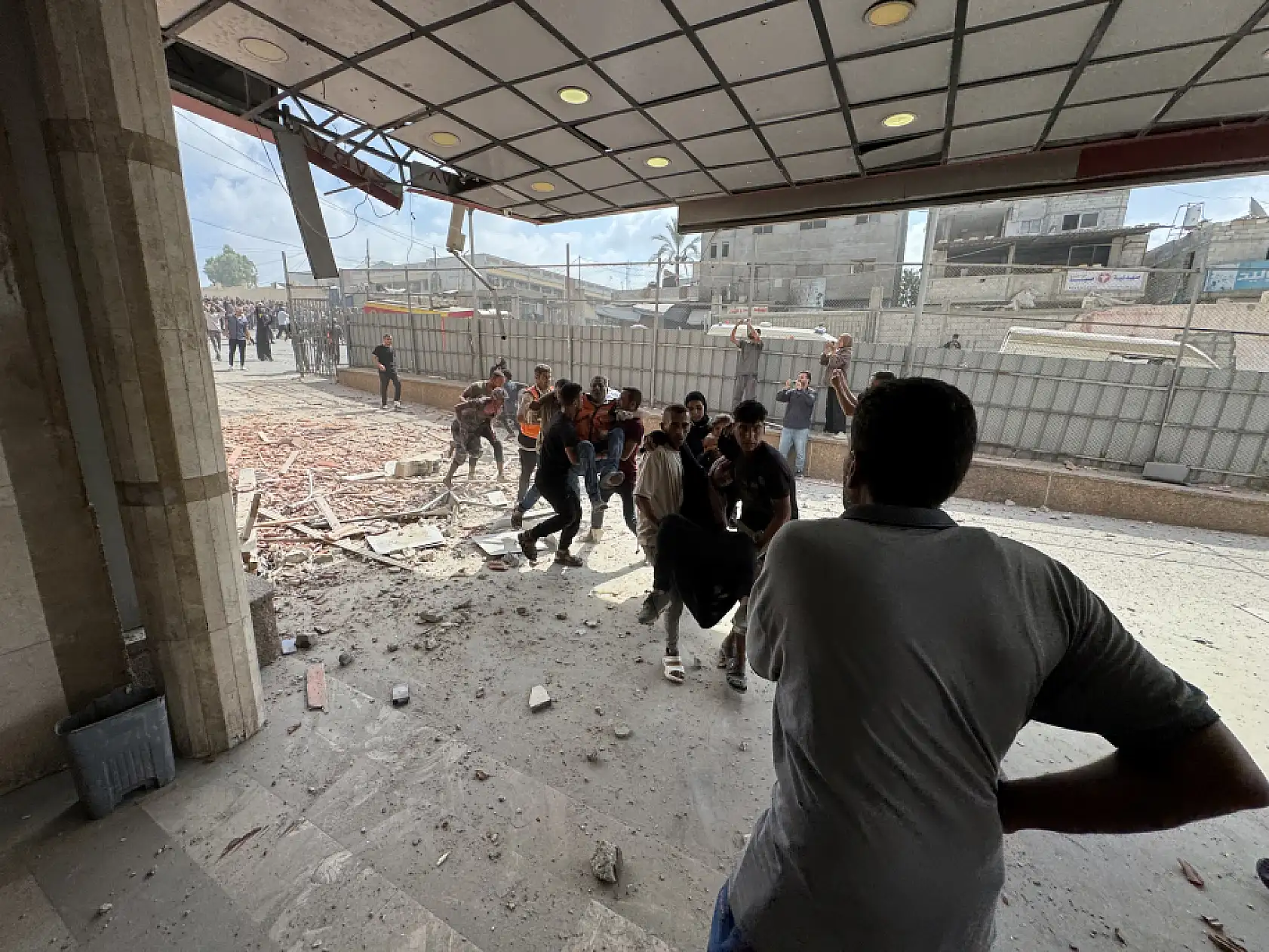 Soykırımcı İsrail hastaneye saldırdı: Çok sayıda yaralı ve hayatını kaybeden var