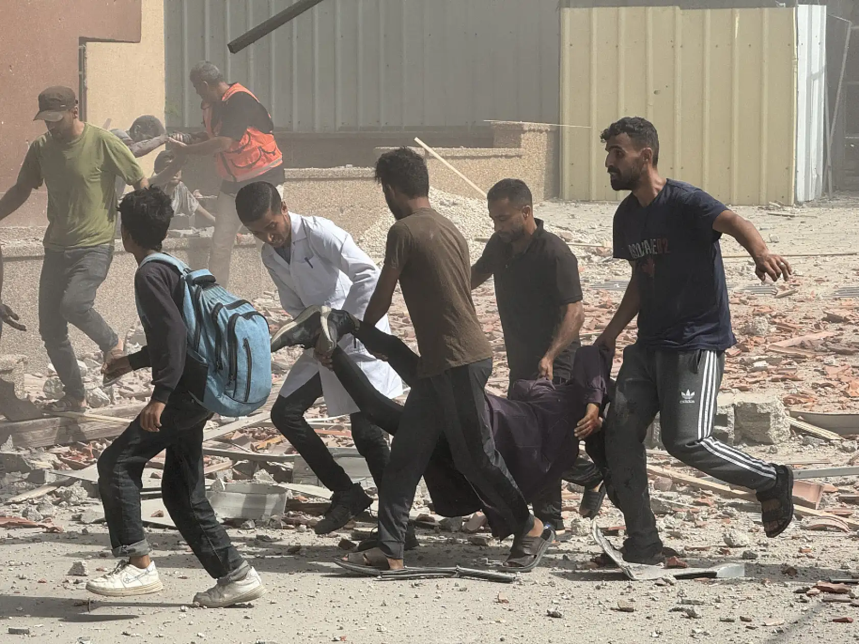 Soykırımcı İsrail hastaneye saldırdı: Çok sayıda yaralı ve hayatını kaybeden var