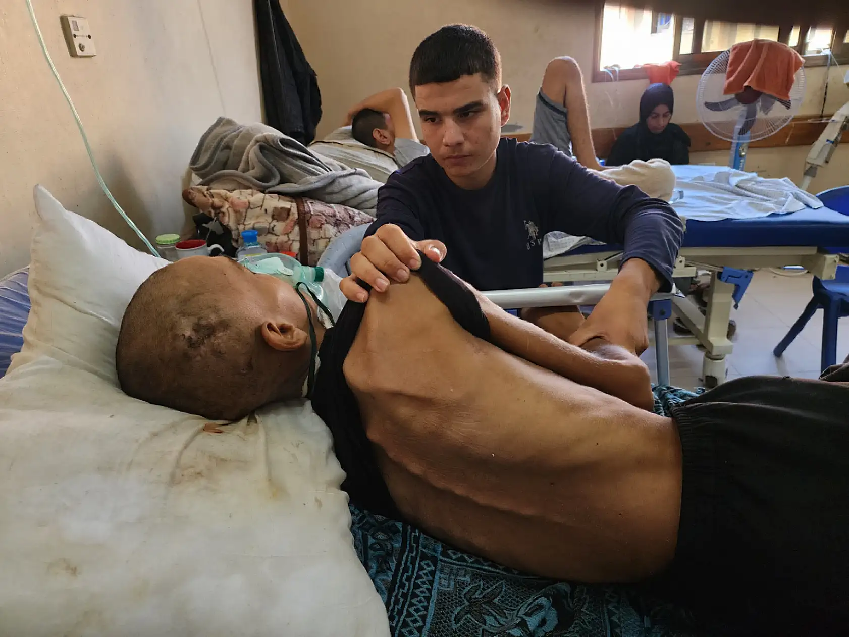 Yaralı çocuk yaşam mücadelesi veriyor: Yetersiz beslenme sonucu 20 kilo kaybetti