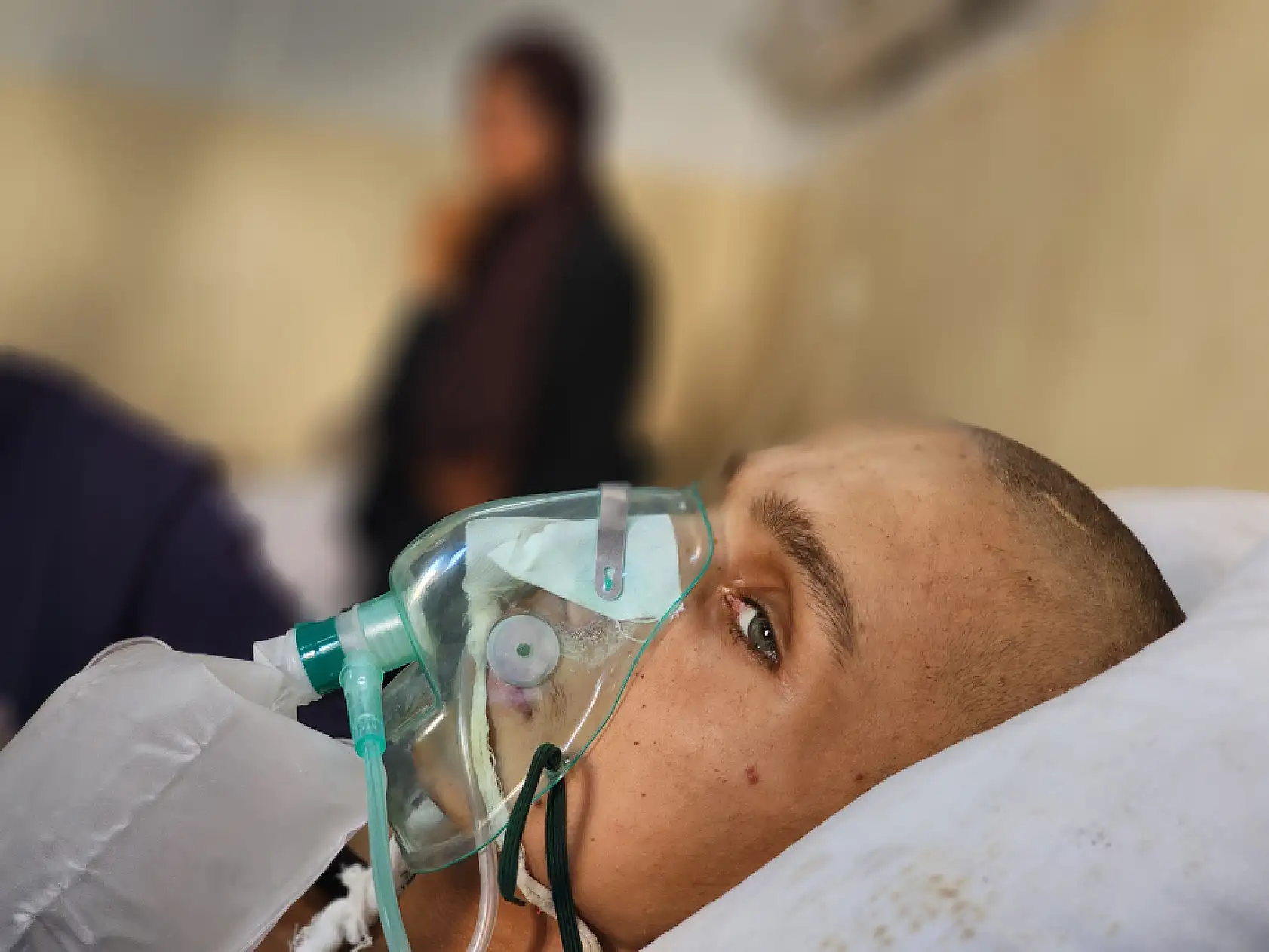 Yaralı çocuk yaşam mücadelesi veriyor: Yetersiz beslenme sonucu 20 kilo kaybetti