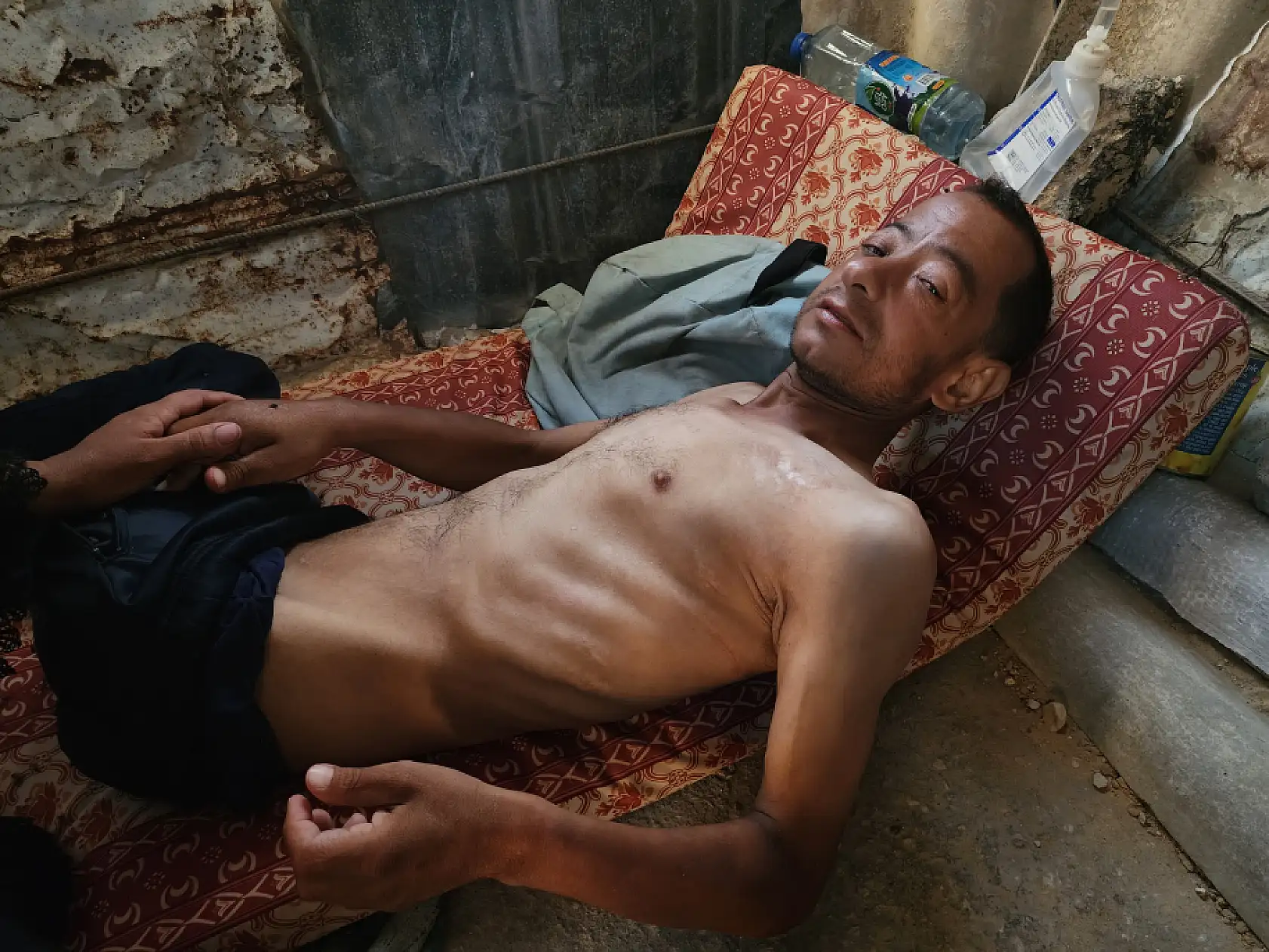 Gazze'de felçli Ahmed, ilaç ve tedaviye ulaşamıyor