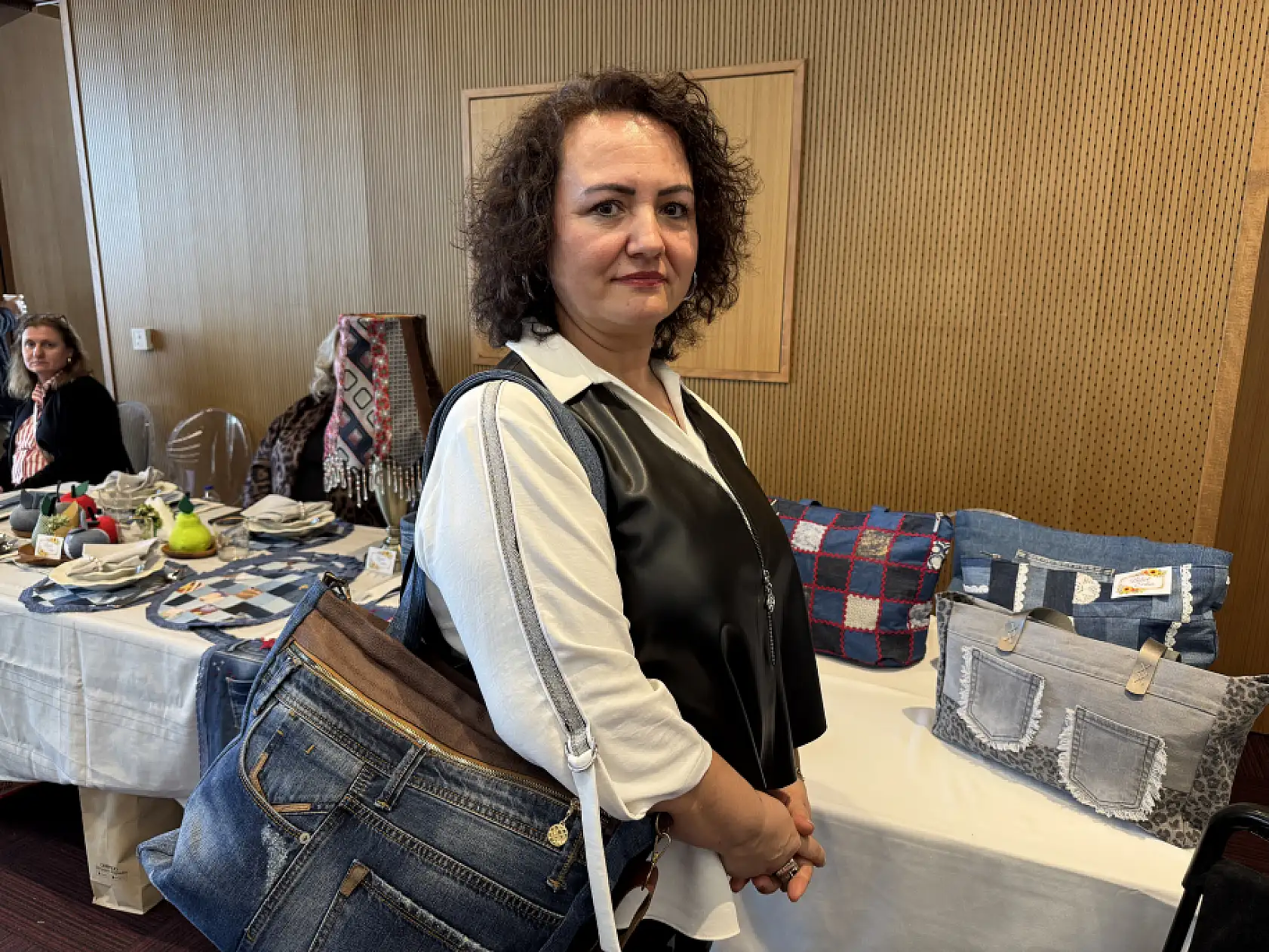 Kullanılmayan kot pantolonlar adeta sanat eserine dönüştü