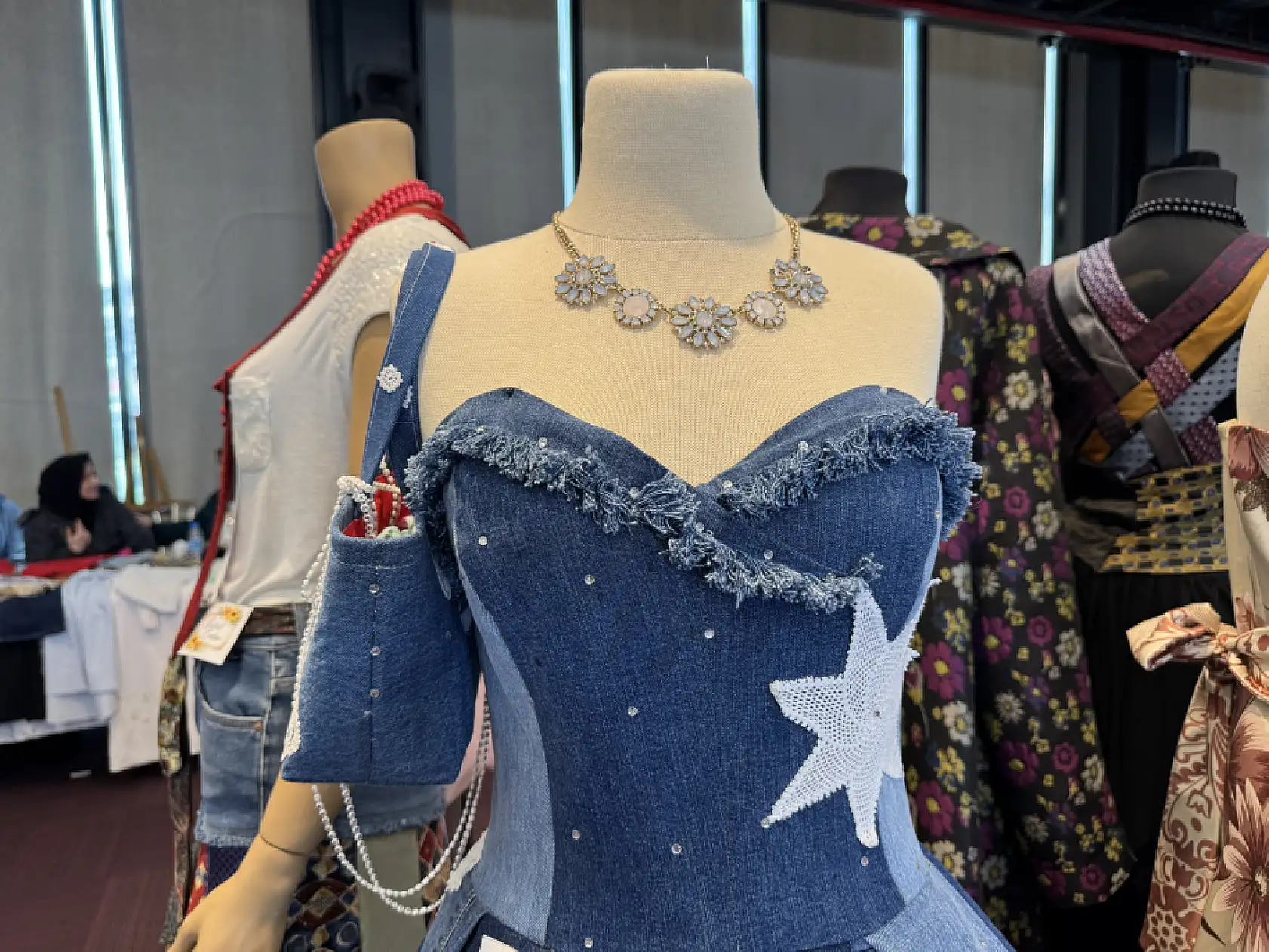 Kullanılmayan kot pantolonlar adeta sanat eserine dönüştü