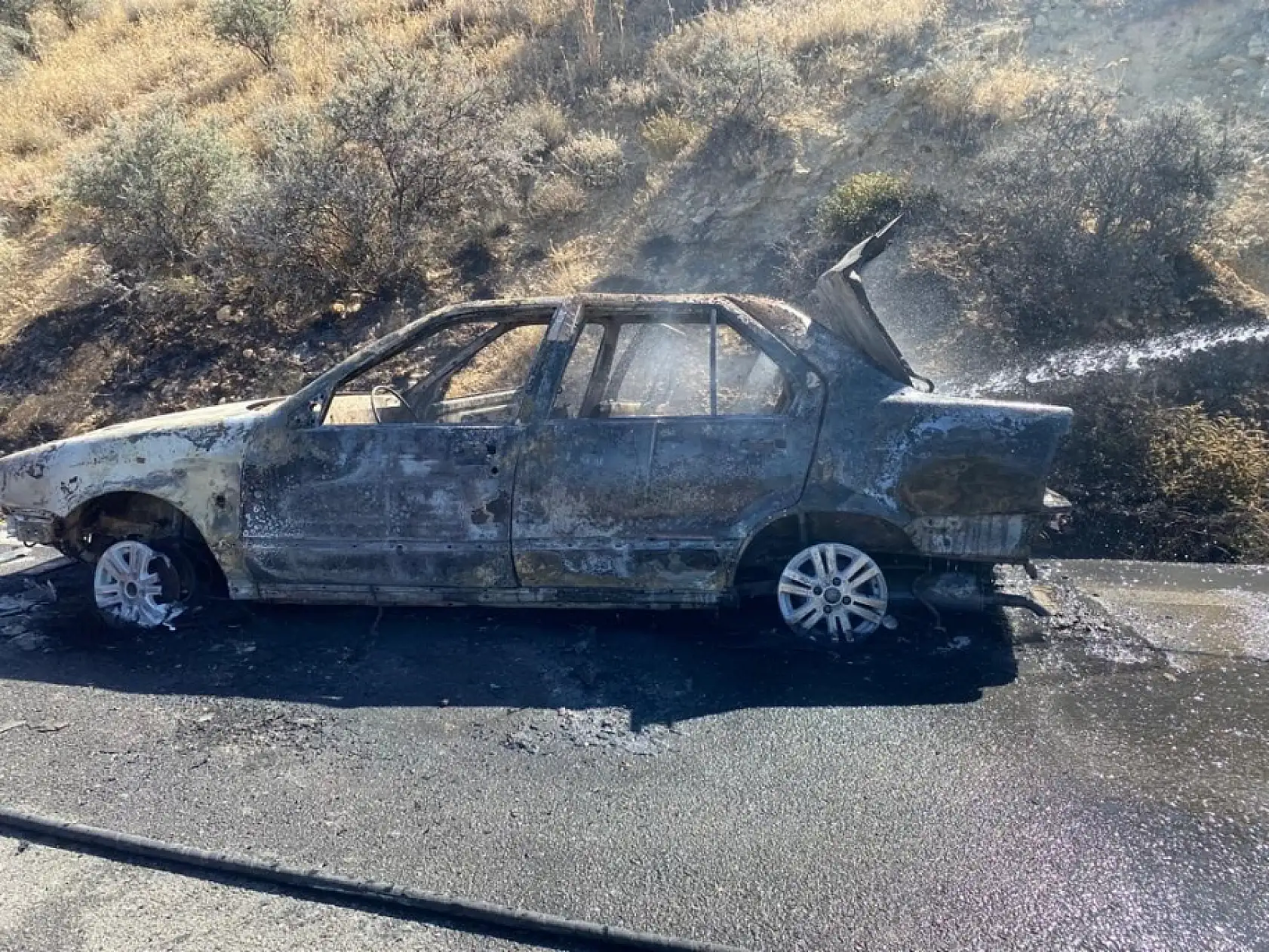 Karaman'da otomobil cayır cayır yandı