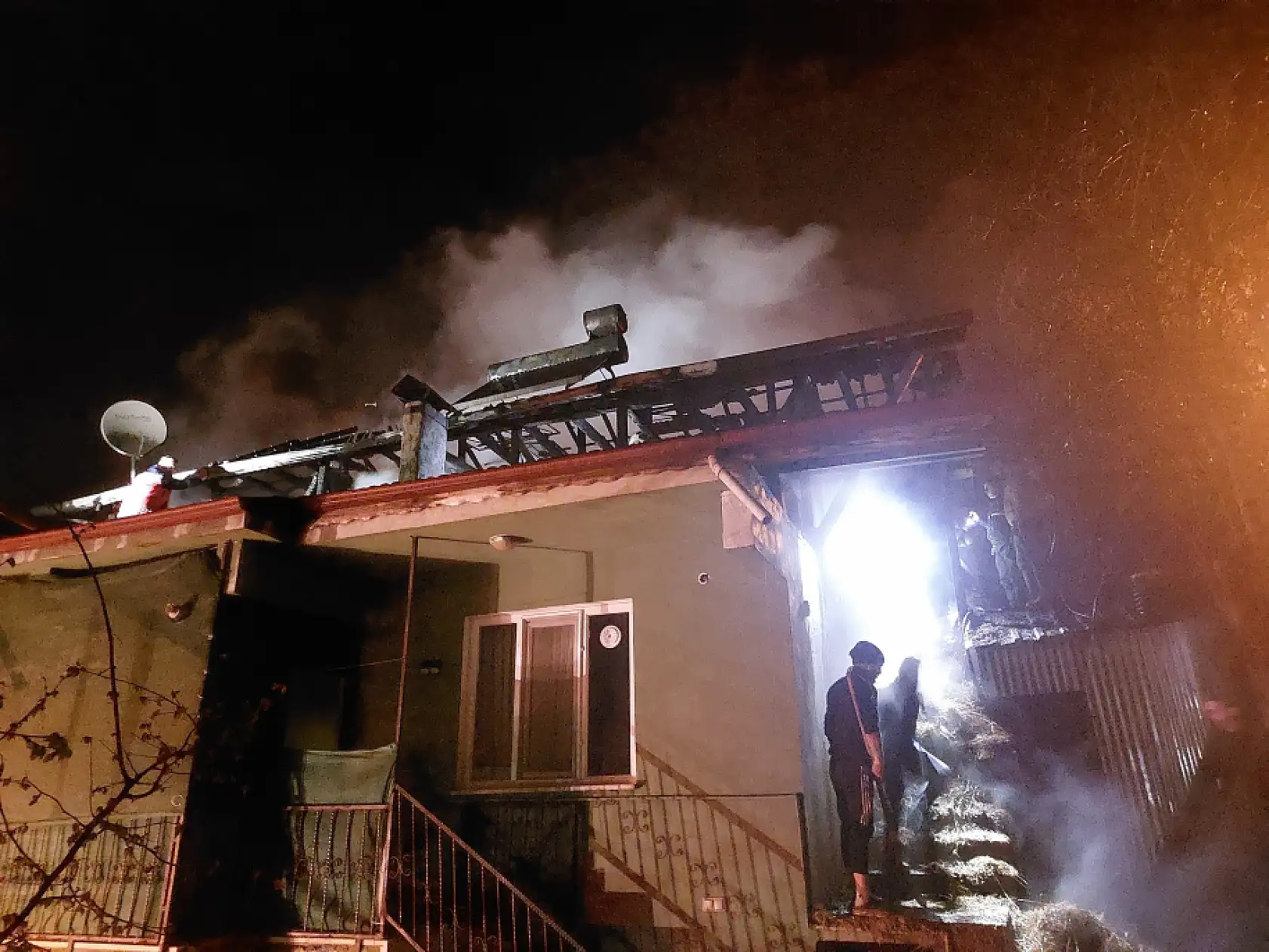 Gecenin karanlığını evdeki yangın aydınlattı!