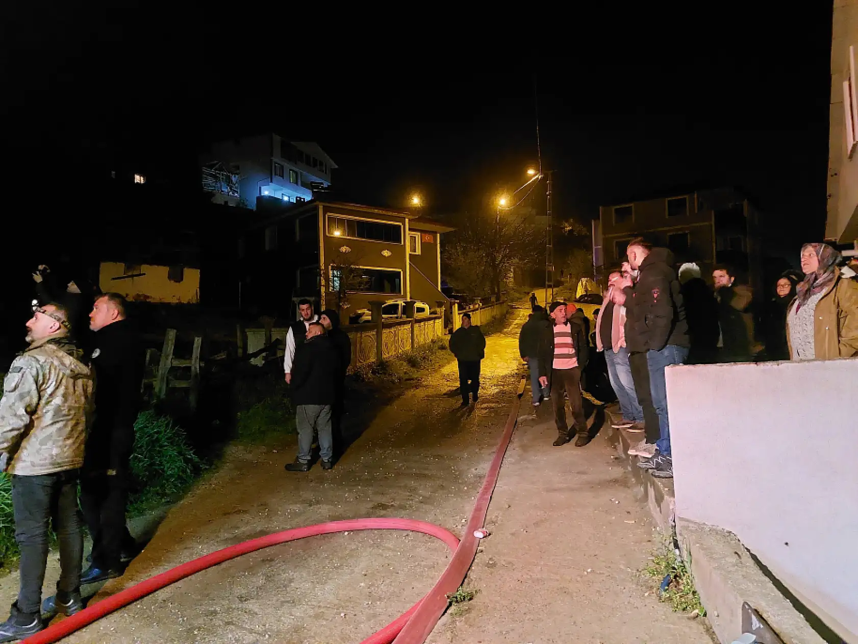 Gecenin karanlığını evdeki yangın aydınlattı!