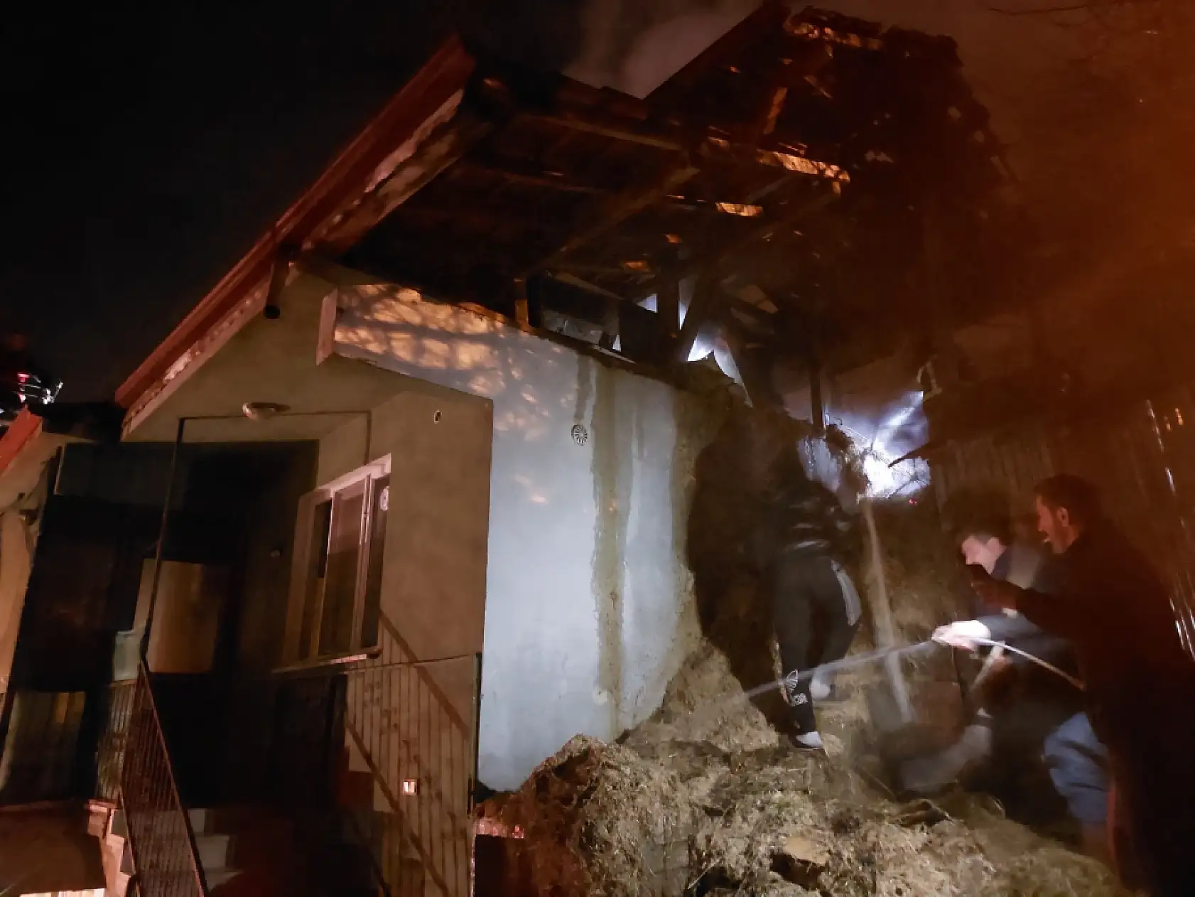 Gecenin karanlığını evdeki yangın aydınlattı!