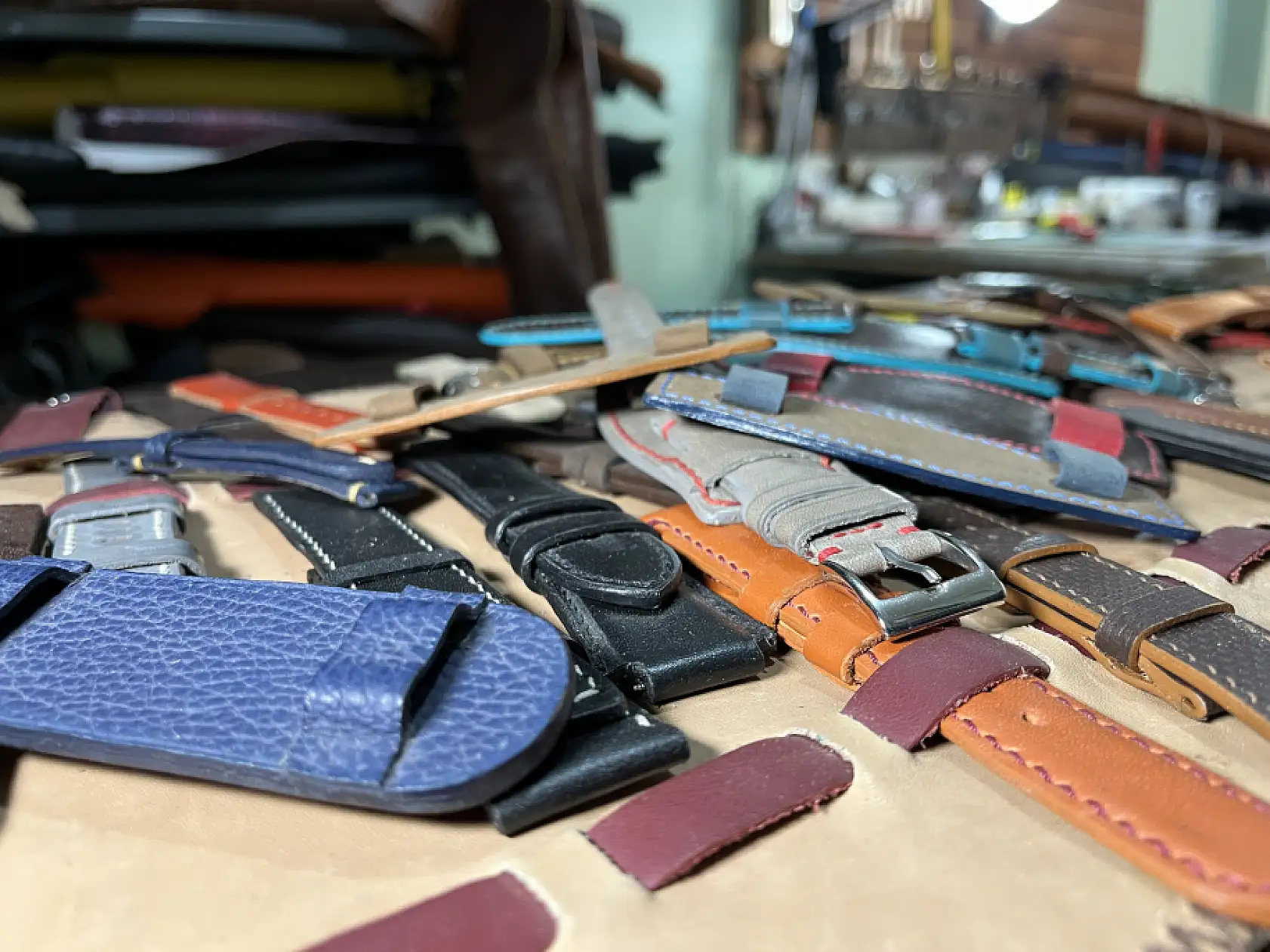 Konya'da eşiyle üretiyor, saatleri sanata dönüştürüyor