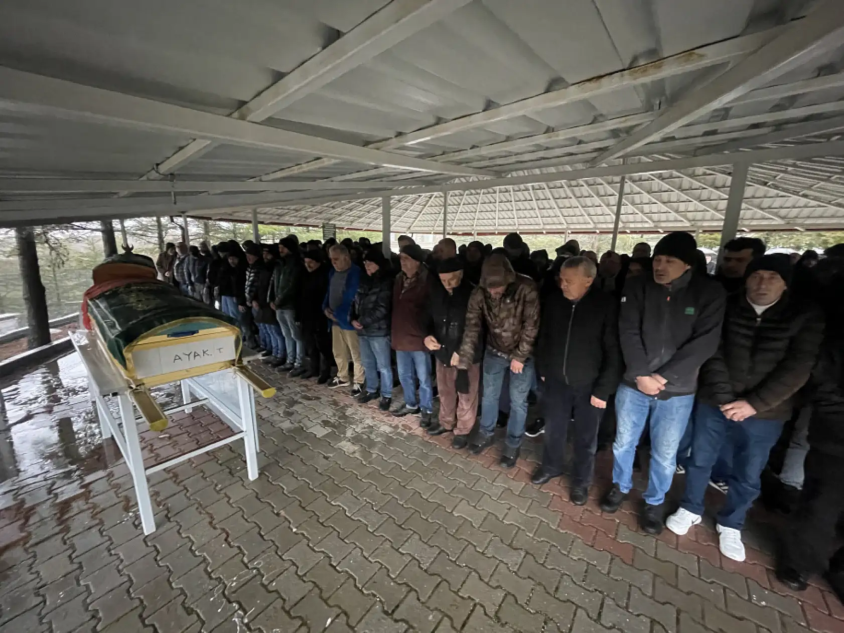 Antalya'daki otobüs faciasında hayatını kaybeden anne ve kızı Konya'da toprağa verildi