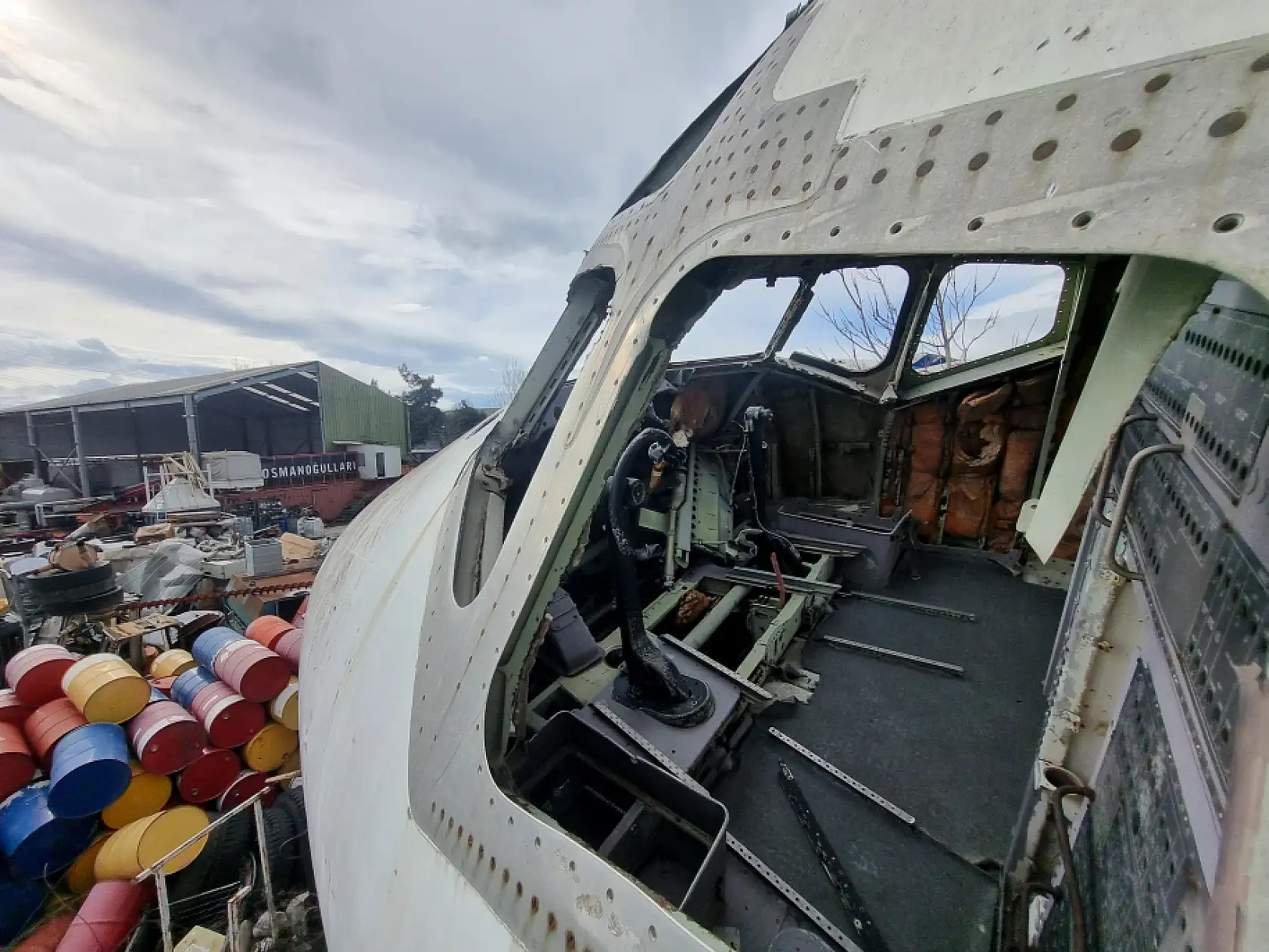 Gökyüzünün devini yerde gören durup bir daha bakıyor: Pilotlar bile merak edip yanına iniyor