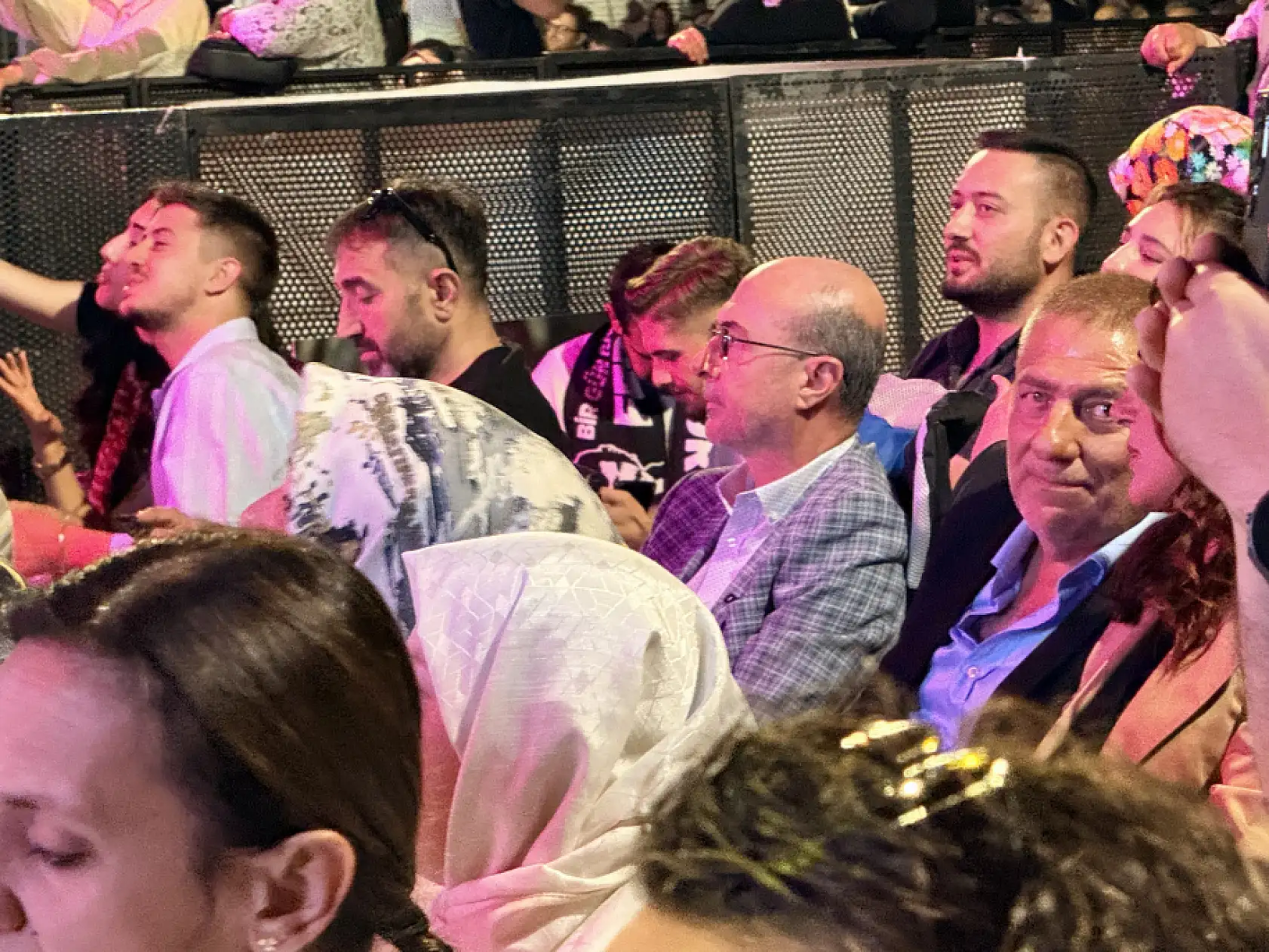 Konya arabeske doydu! Sürpriz konuk geceye damga vurdu