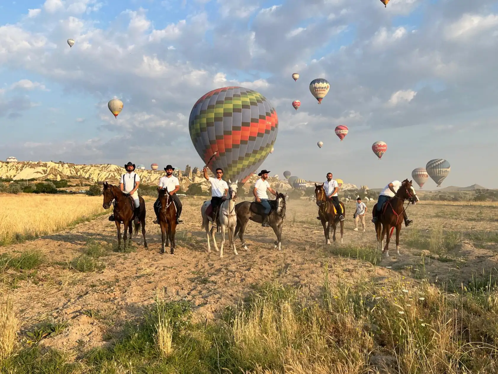 At sırtında doğa turu! Balonlar eşliğinde eşsiz manzara oluştu