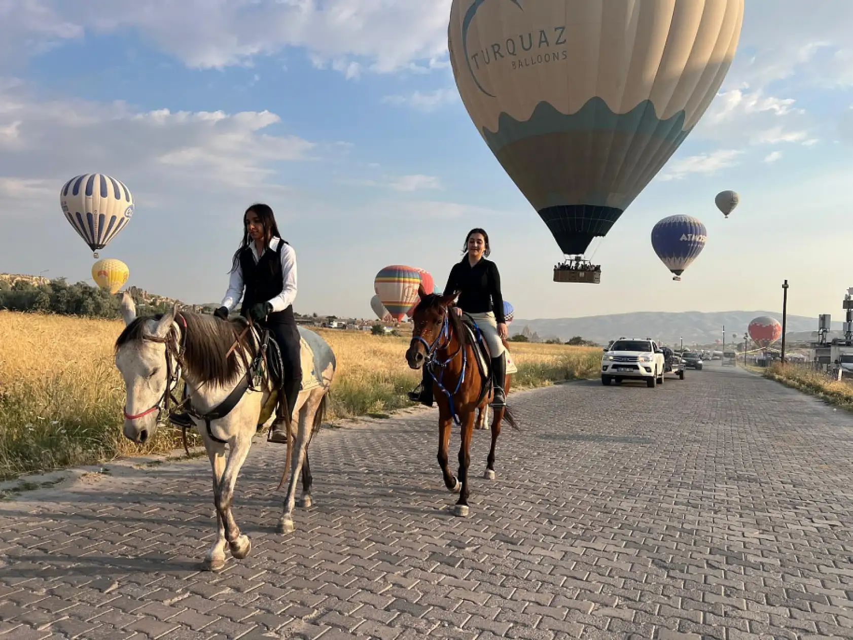 At sırtında doğa turu! Balonlar eşliğinde eşsiz manzara oluştu
