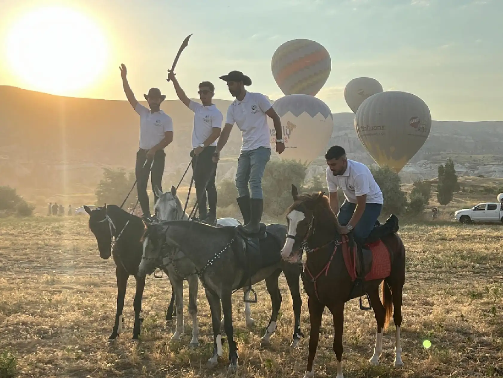 At sırtında doğa turu! Balonlar eşliğinde eşsiz manzara oluştu
