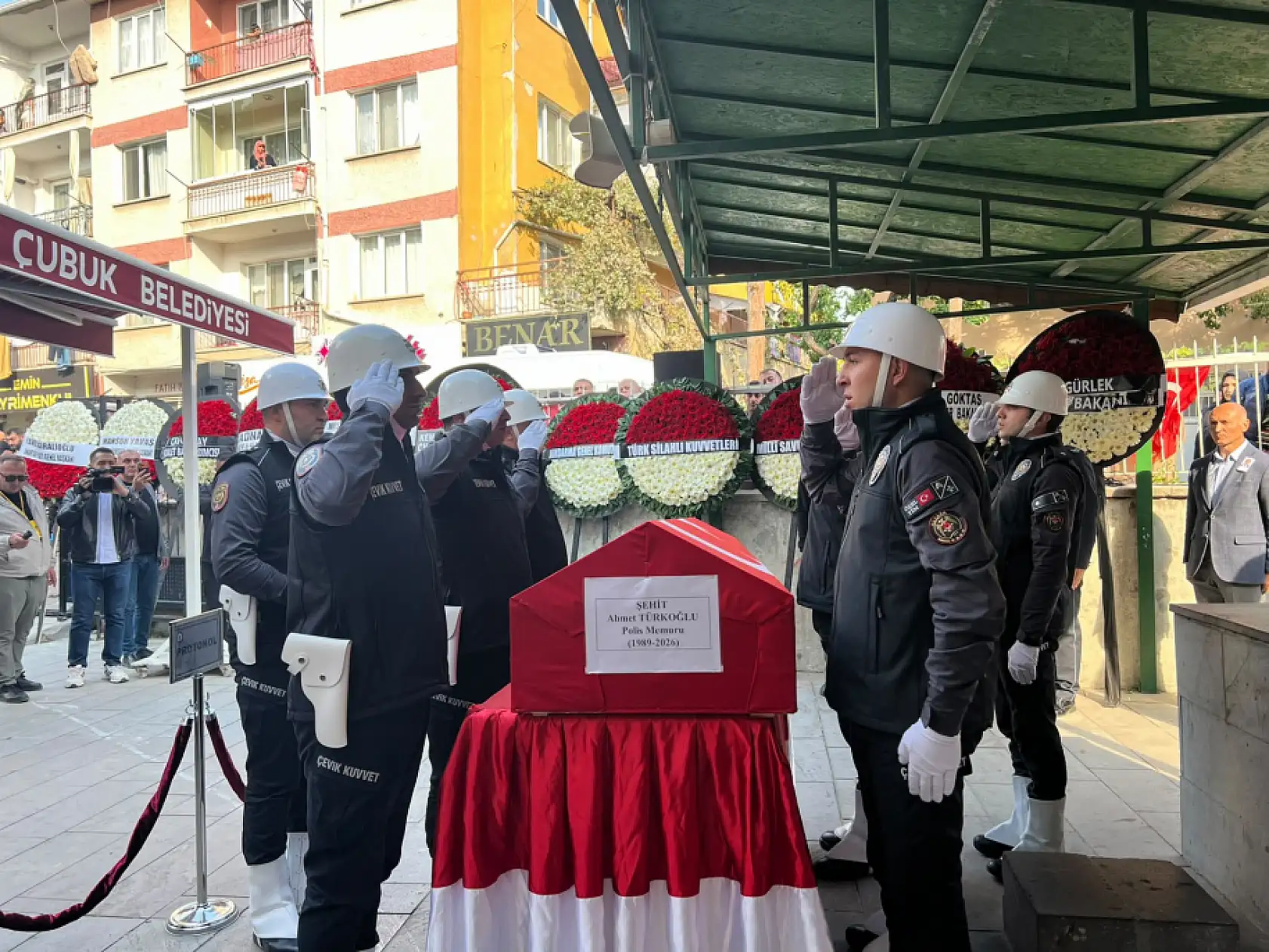 Şehit polis Ahmet Türkoğlu son yolculuğuna uğurlandı