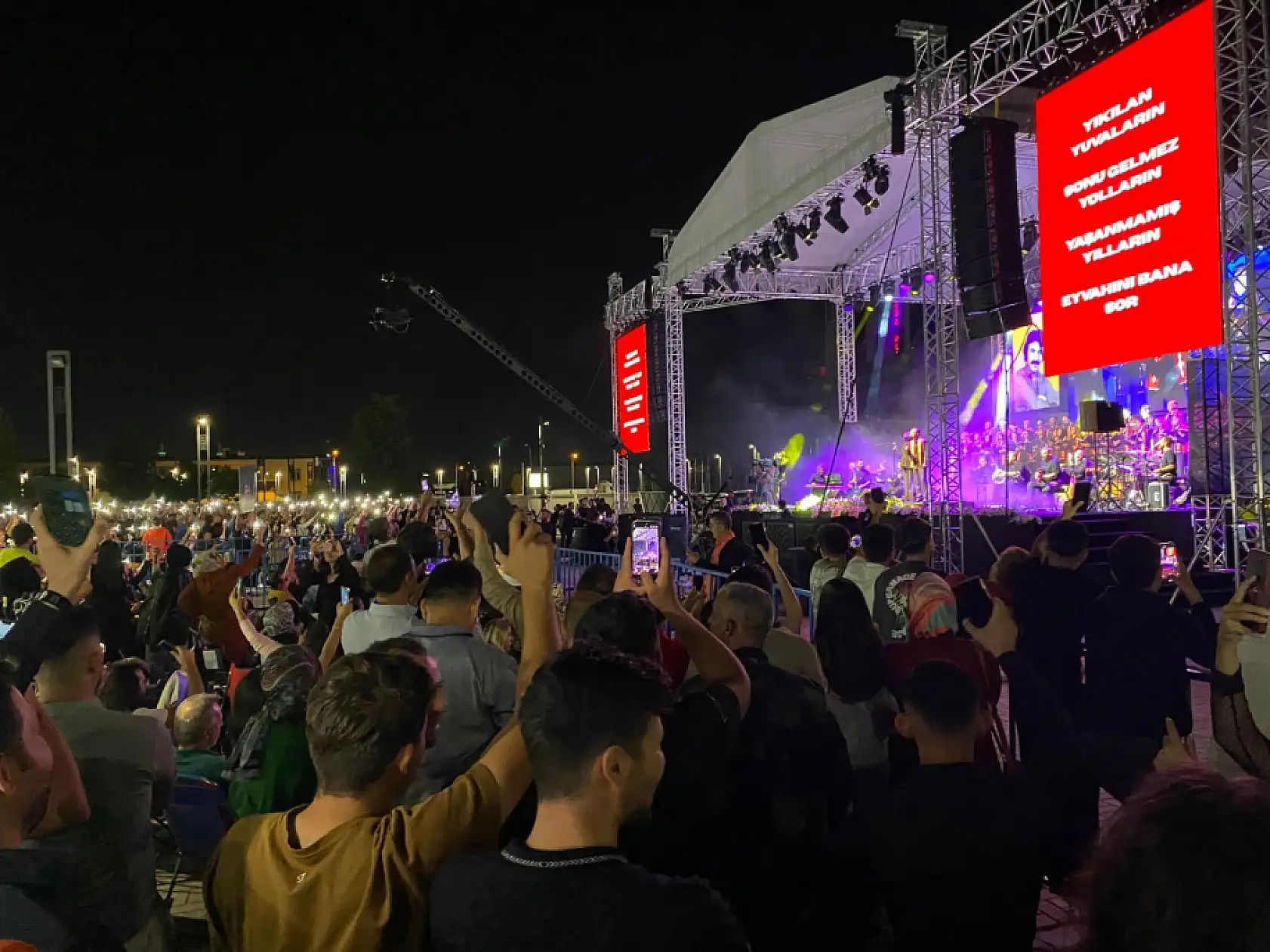 Konya'daki Ferdi Tayfur Konserine Binlerce Hayranı Katıldı