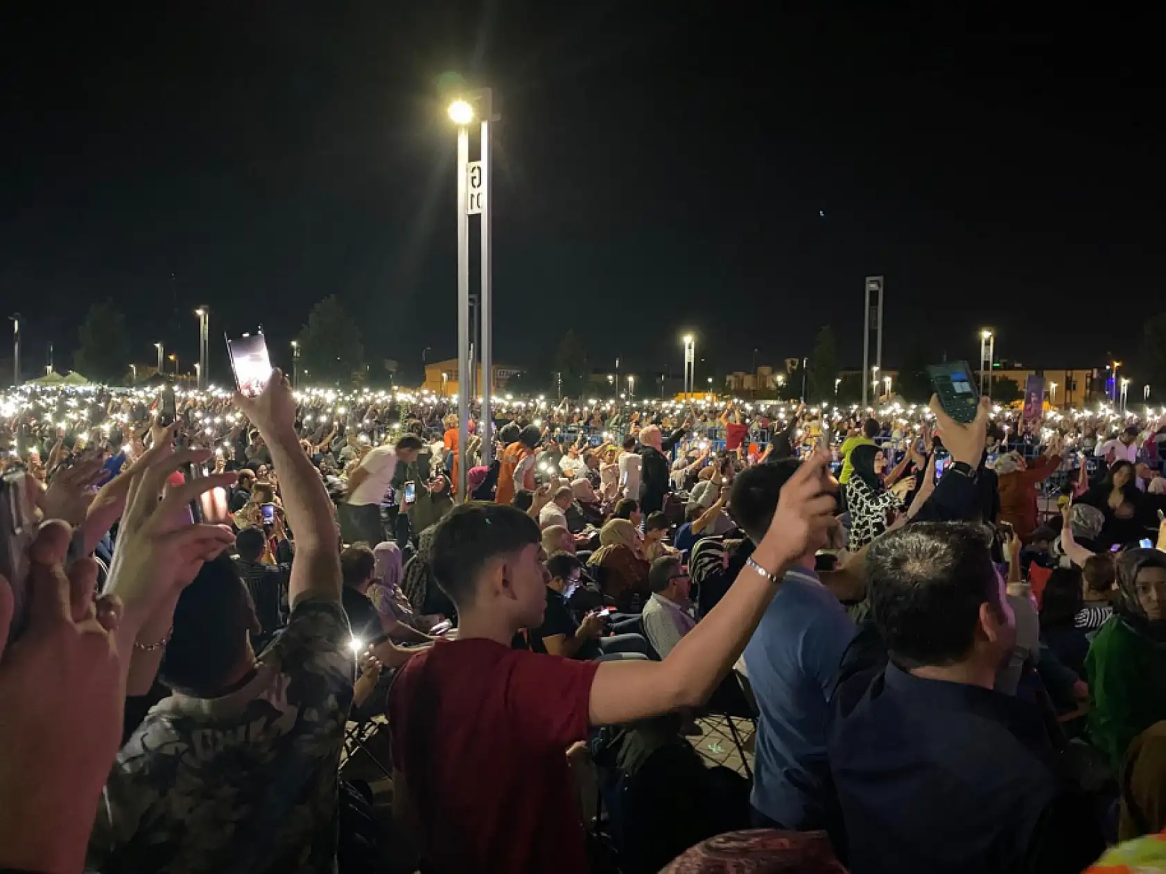 Konya'daki Ferdi Tayfur Konserine Binlerce Hayranı Katıldı