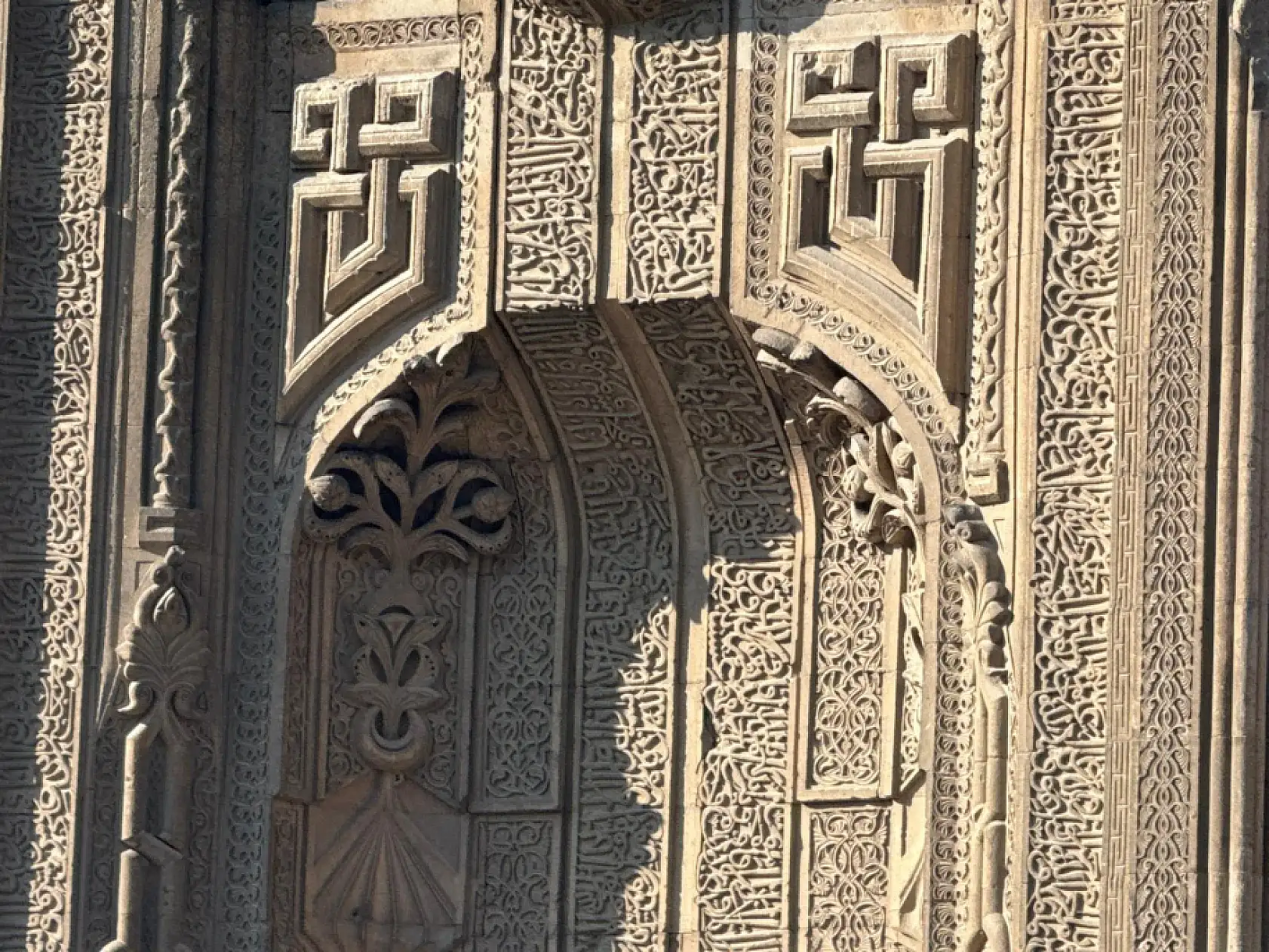 Konya'nın orta yerinde tarihi operasyon! Taş dantel ilmek ilmek yeniden işleniyor