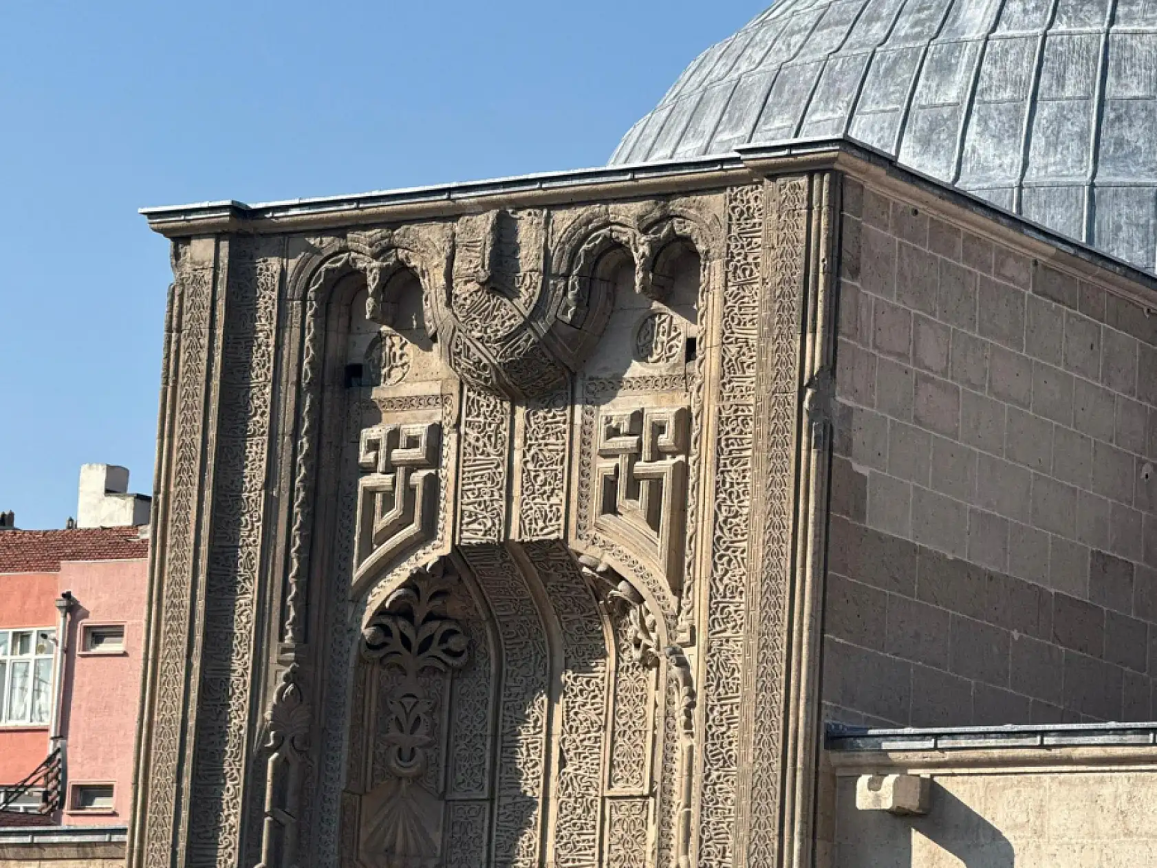 Konya'nın orta yerinde tarihi operasyon! 'Taş dantel' ilmek ilmek yeniden işleniyor