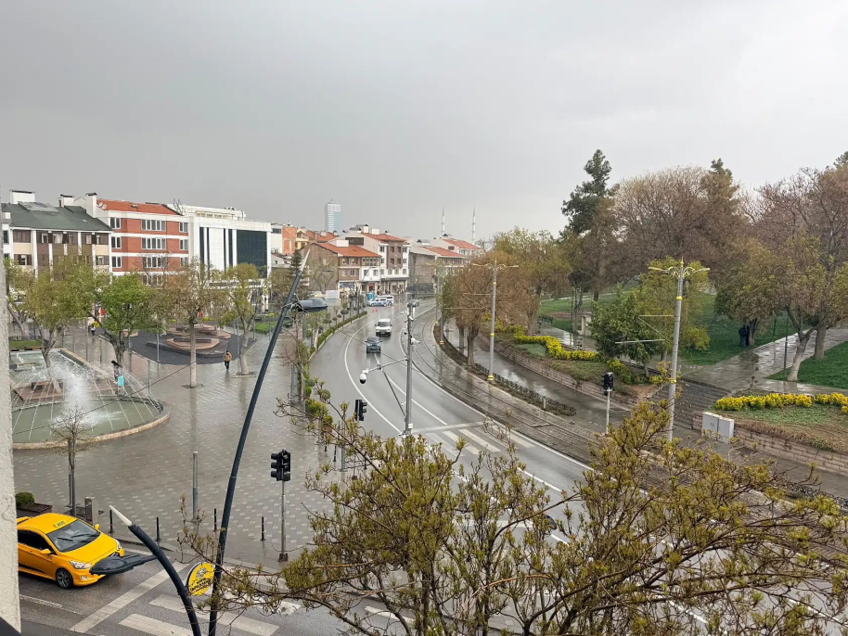 Konya'da Nisan bereketi: Aniden bastıran yağmur şehri teslim aldı