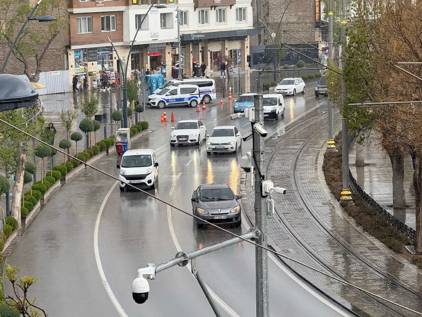 Konya'da Nisan bereketi: Aniden bastıran yağmur şehri teslim aldı