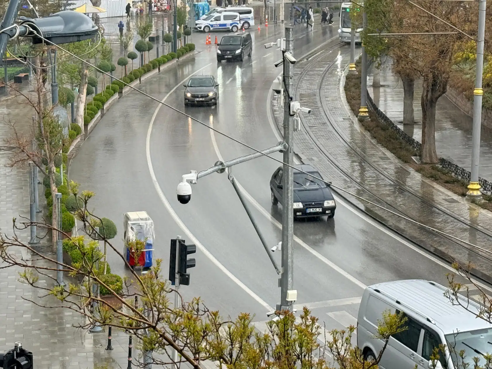 Konya'da Nisan bereketi: Aniden bastıran yağmur şehri teslim aldı