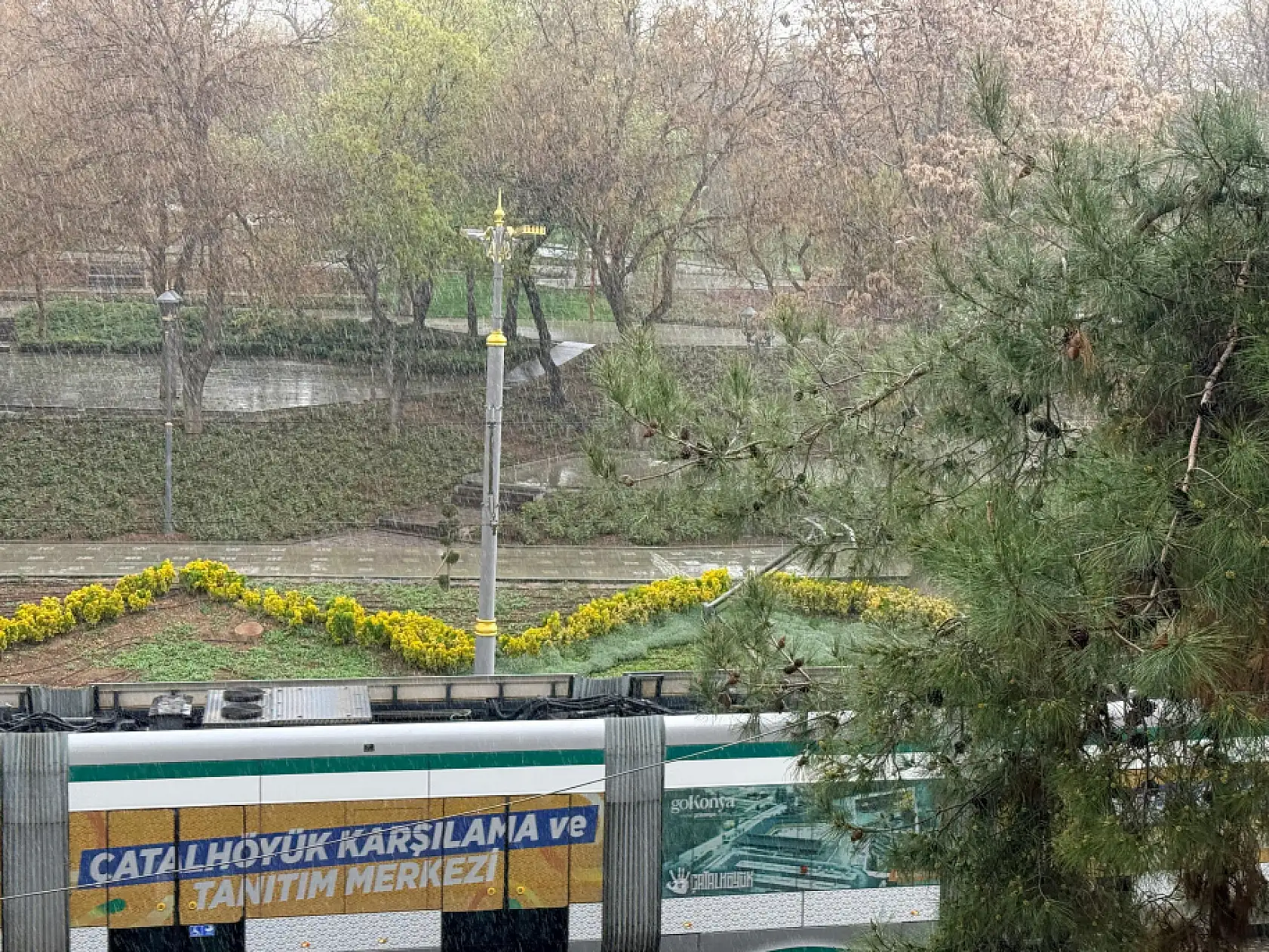 Konya'da Nisan bereketi: Aniden bastıran yağmur şehri teslim aldı