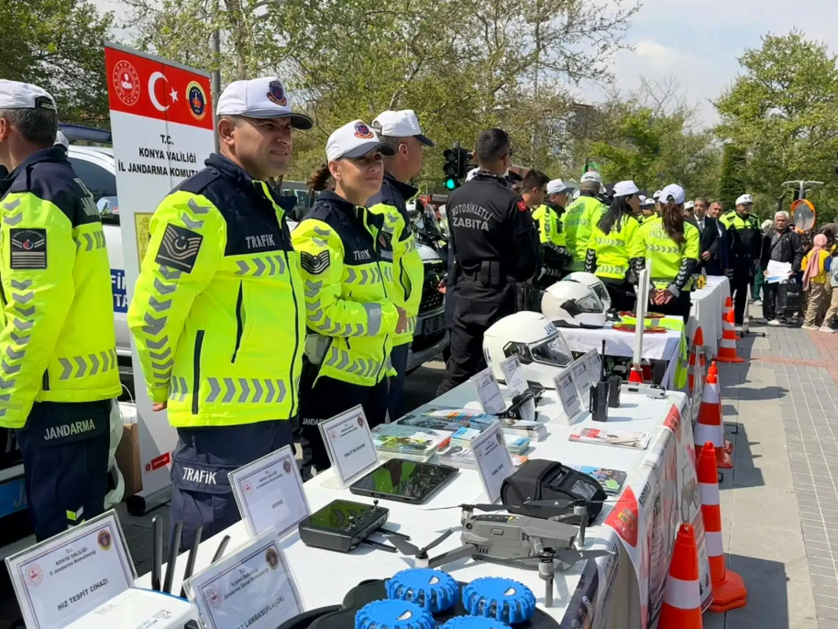 Konya'nın kahramanları sahada! Bu kez ceza değil çiçek verdiler