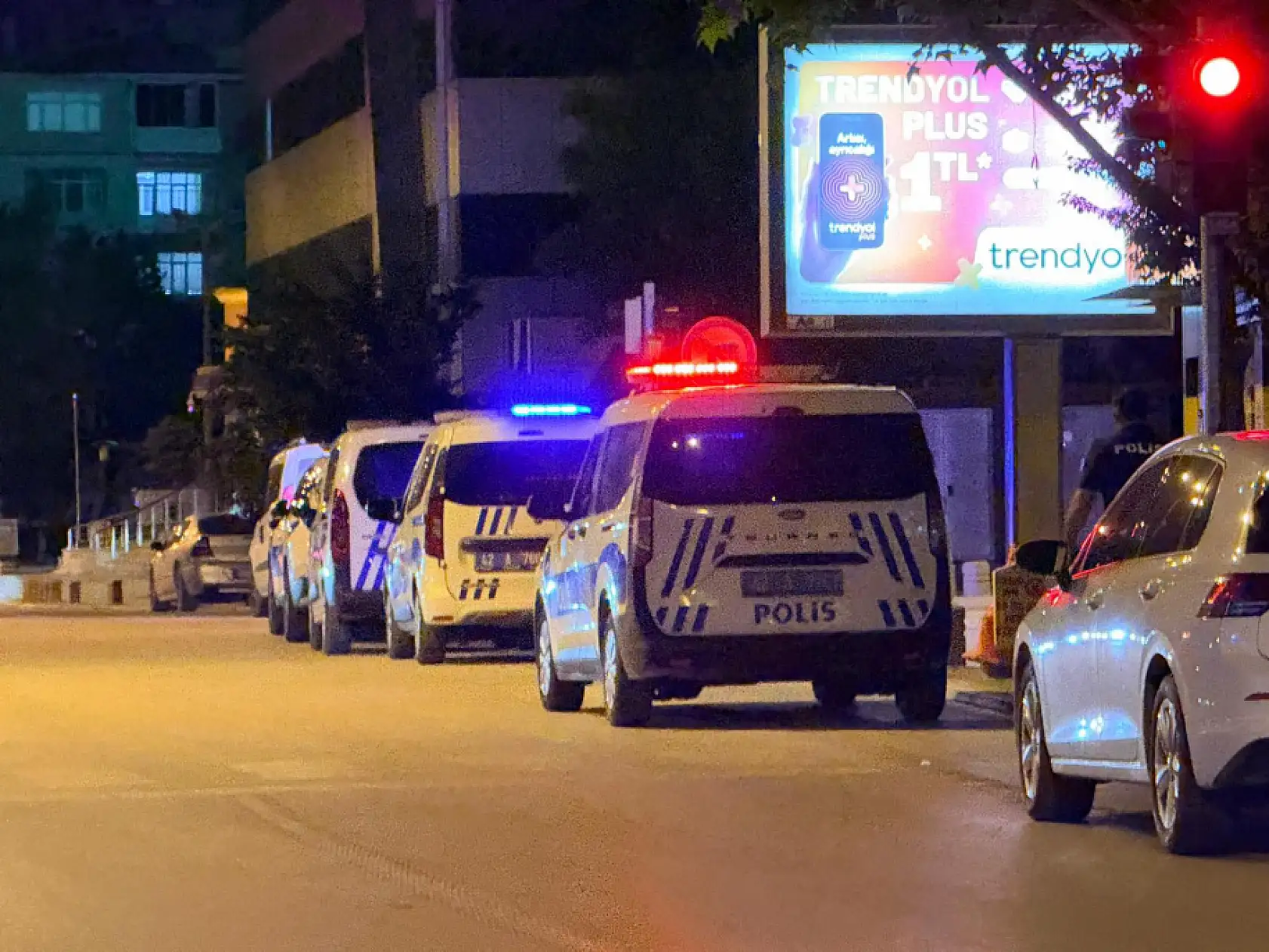 Konya'da hareketli dakikalar: İş merkezi önünde silah sesleri polisi alarma geçirdi!