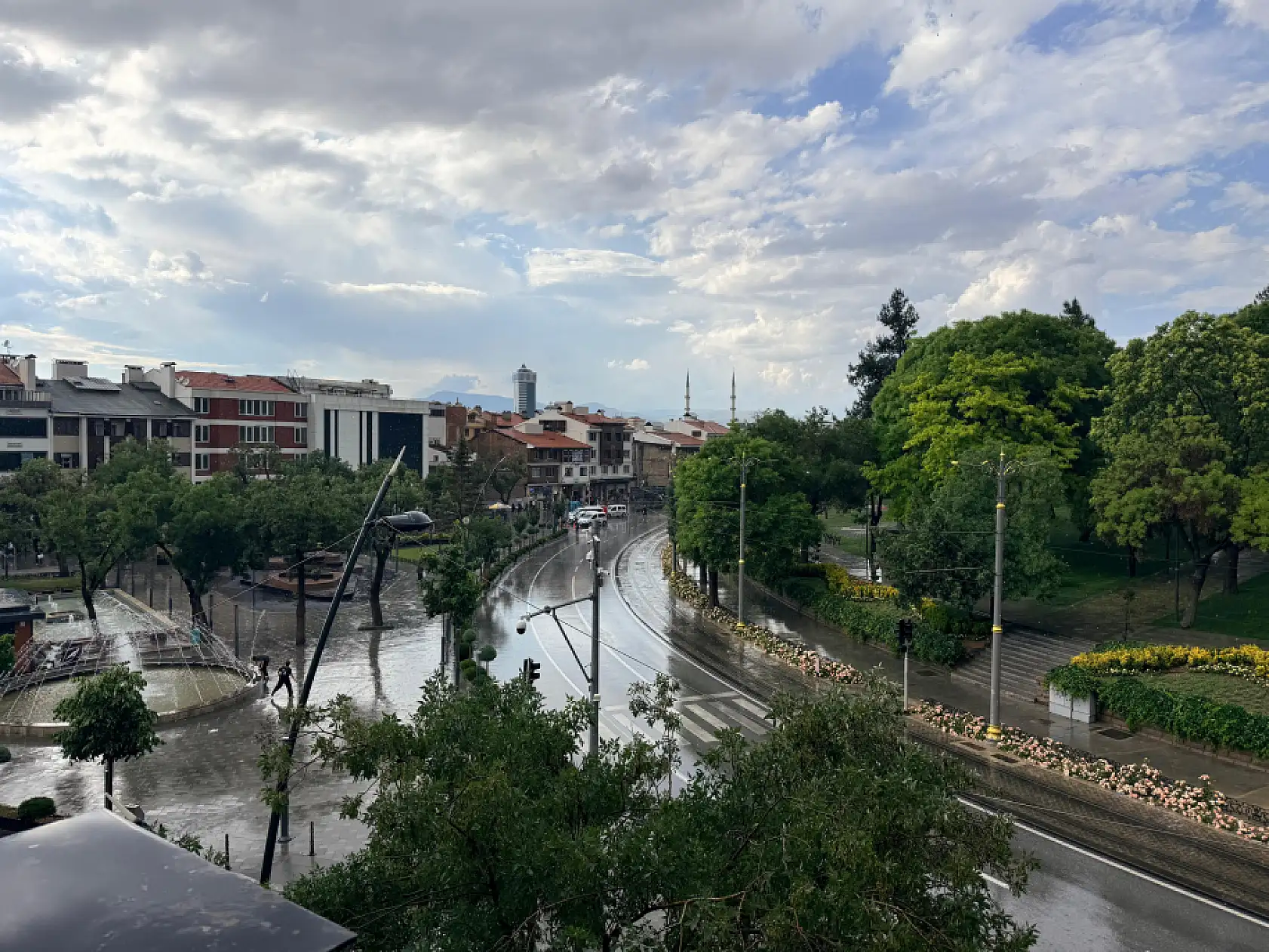 Konya'da sağanak renkli görüntülere sahne oldu