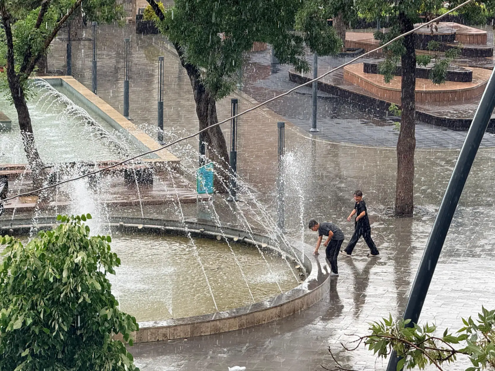 Konya'da sağanak renkli görüntülere sahne oldu
