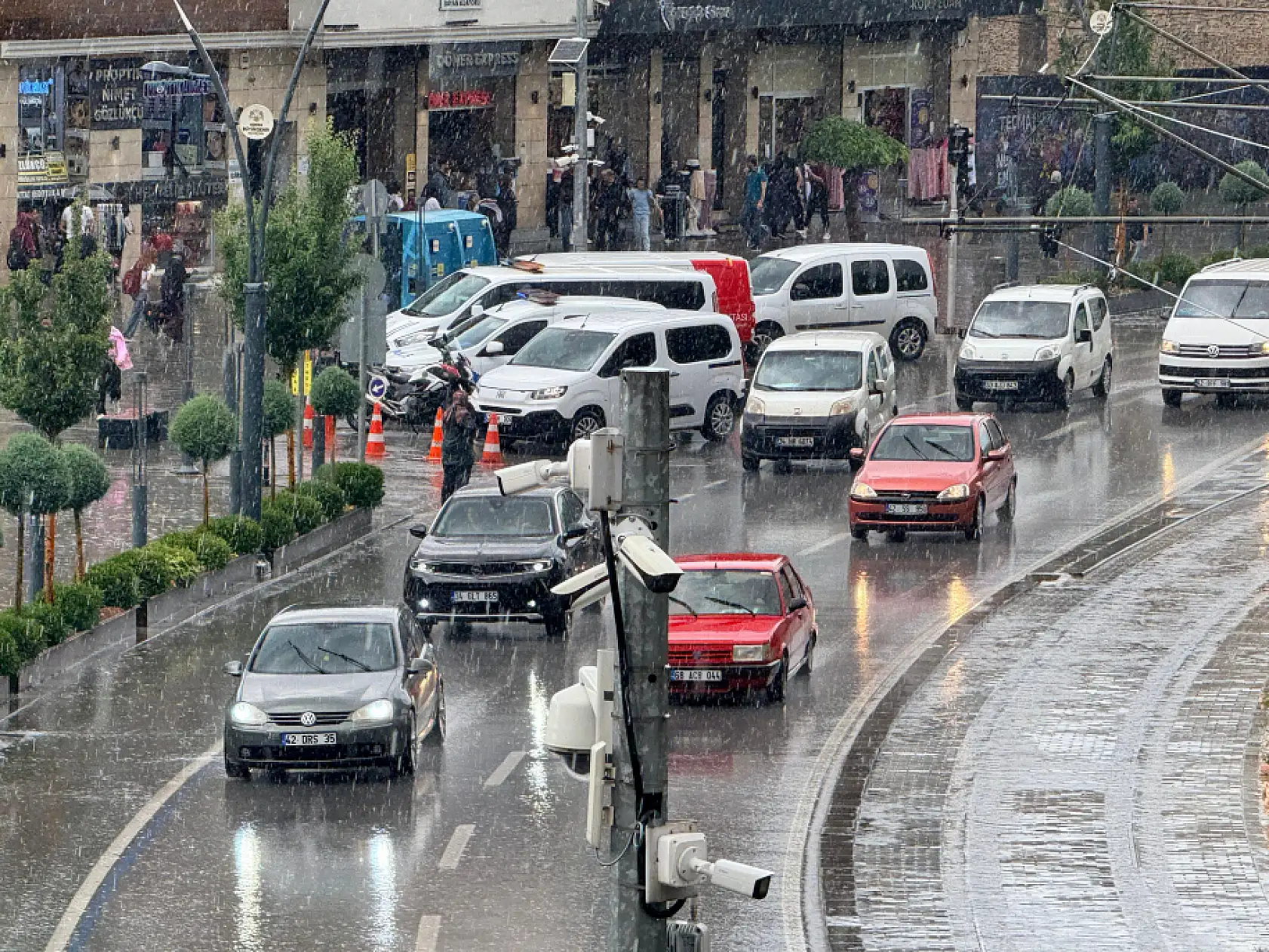 Konya ve çevre iller için 'Sarı' kodlu uyarı: Gökgürültülü sağanak yağış geliyor!