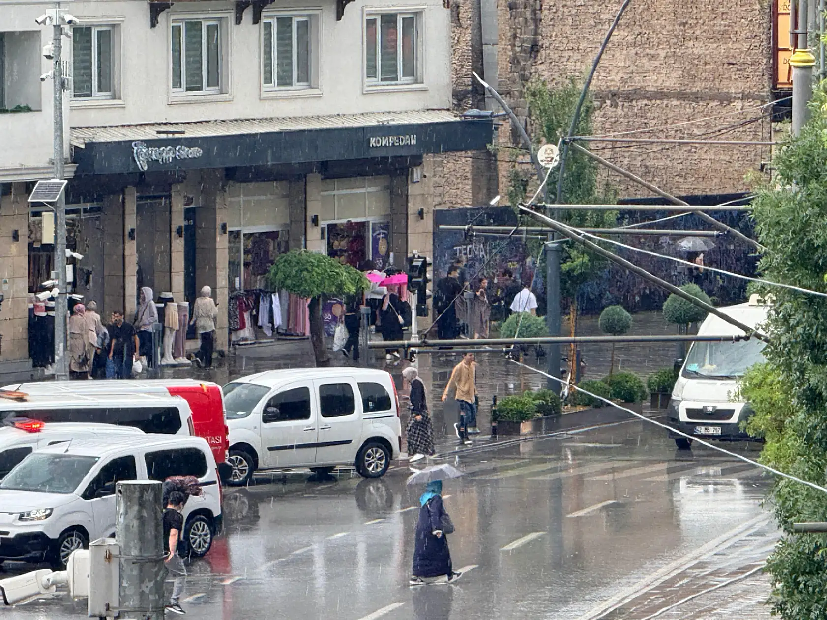 Konya'da sağanak renkli görüntülere sahne oldu