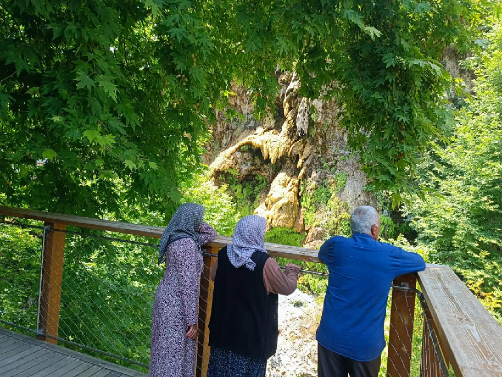 Konya'da bunaltıcı sıcaklara ilaç gibi gelen adres: Buz gibi suyu gören kendini içine bıraktı!