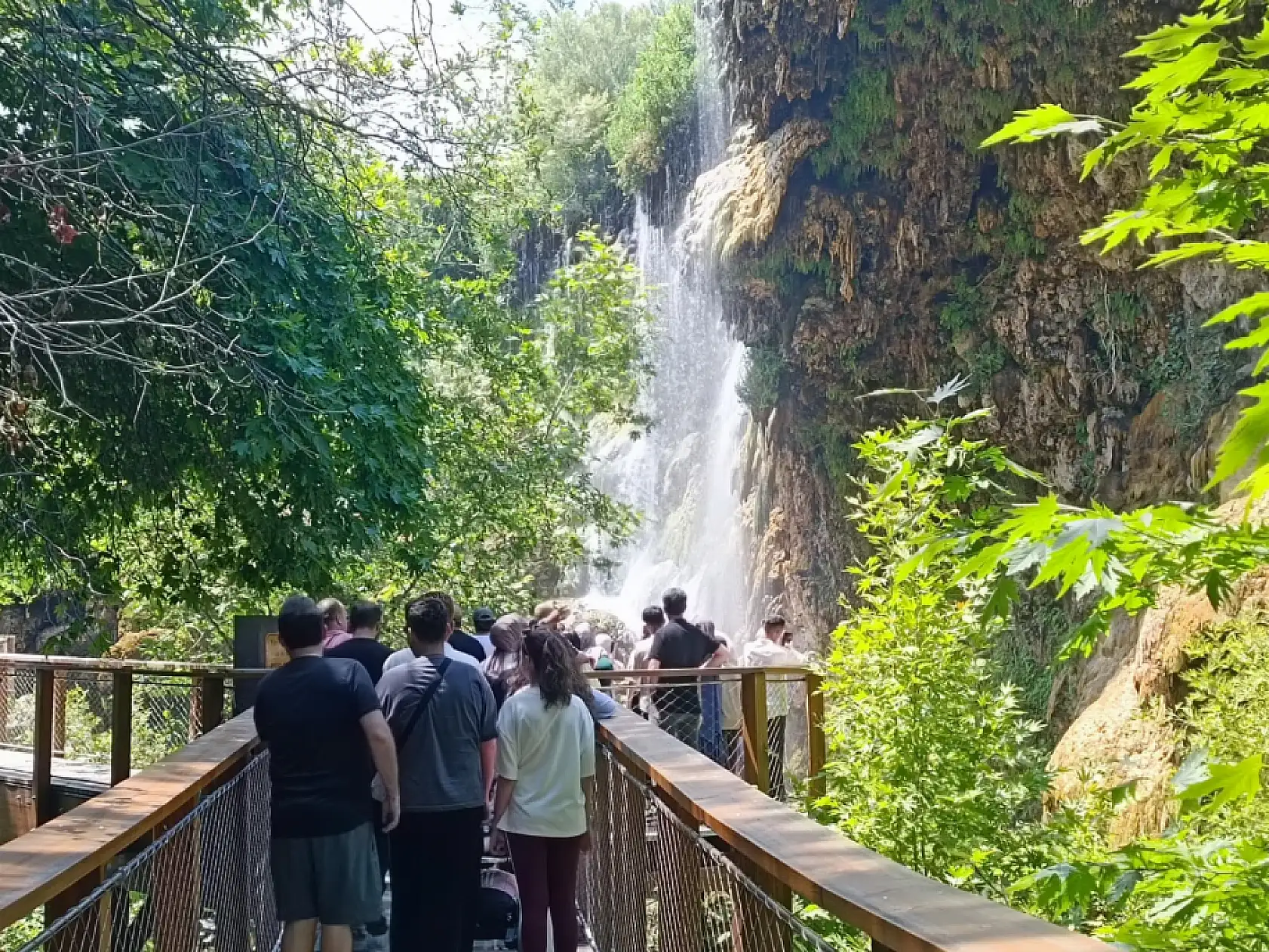 Konya'da bunaltıcı sıcaklara ilaç gibi gelen adres: Buz gibi suyu gören kendini içine bıraktı!