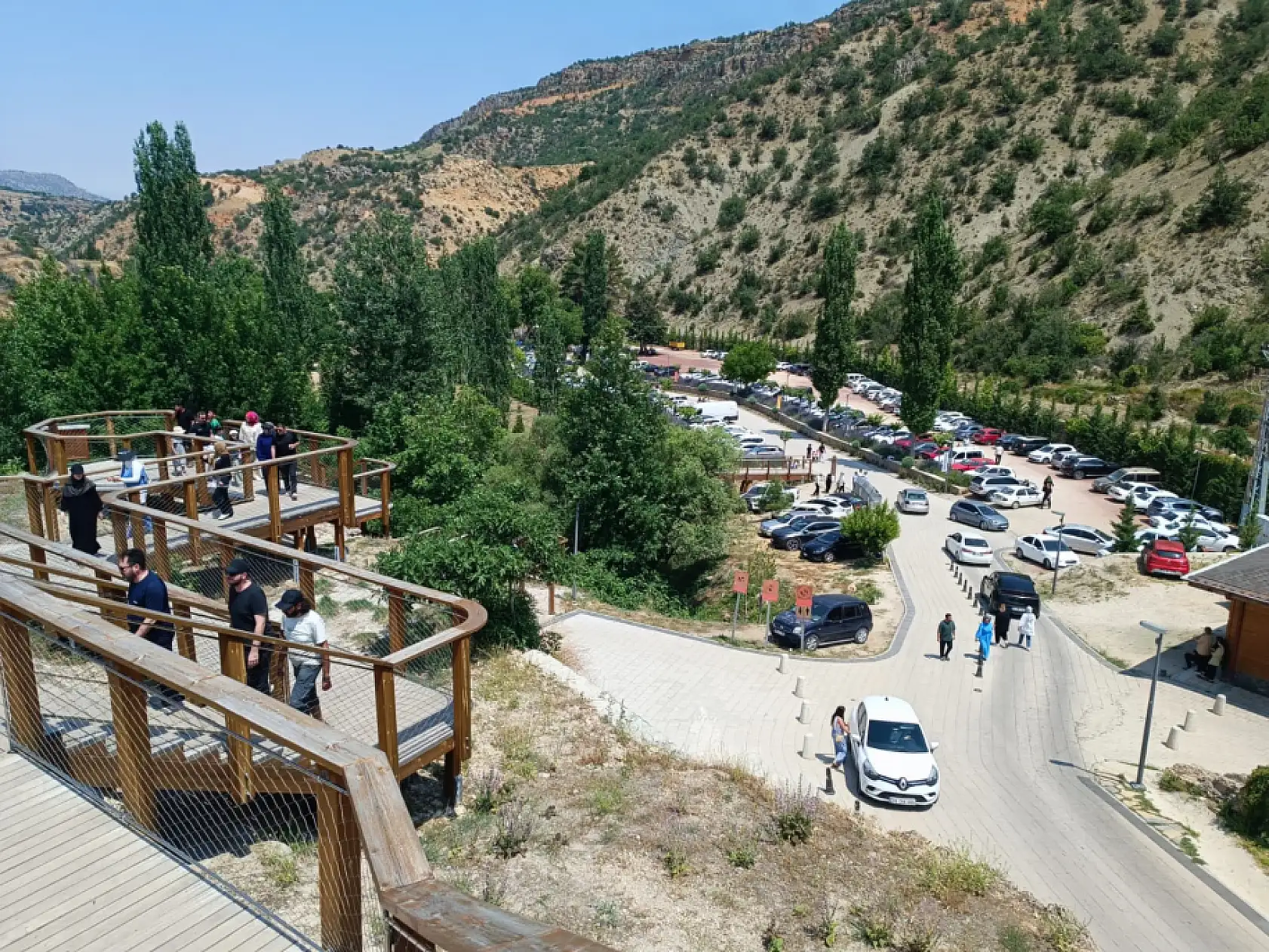 Konya'da bunaltıcı sıcaklara ilaç gibi gelen adres: Buz gibi suyu gören kendini içine bıraktı!
