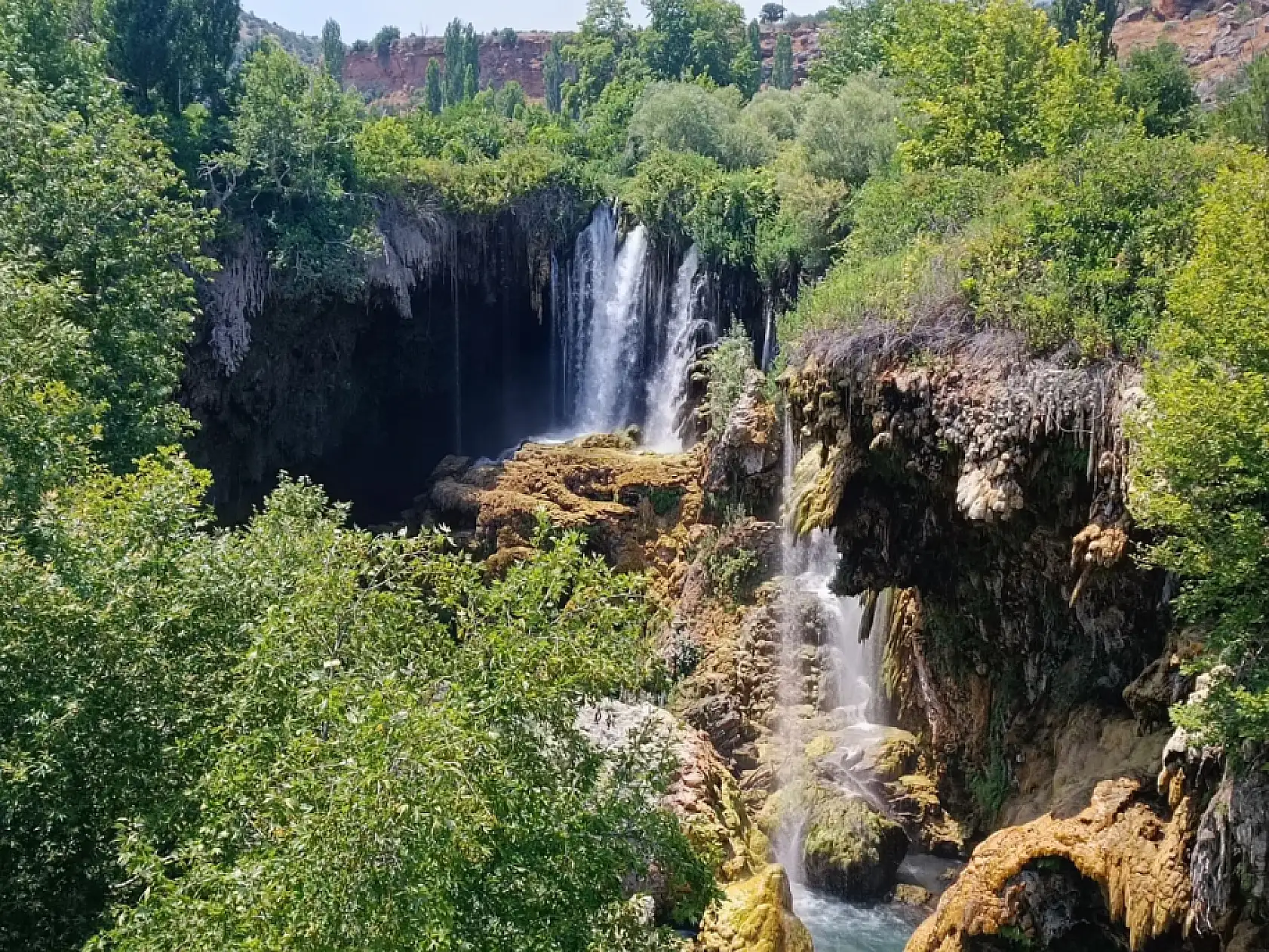 Konya'da bunaltıcı sıcaklara ilaç gibi gelen adres: Buz gibi suyu gören kendini içine bıraktı!