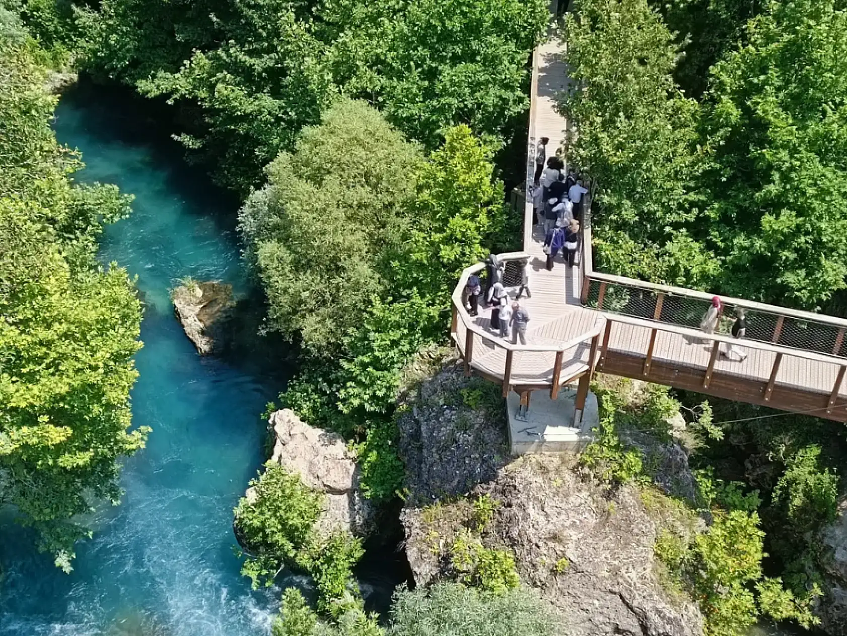 Konya'da bunaltıcı sıcaklara ilaç gibi gelen adres: Buz gibi suyu gören kendini içine bıraktı!