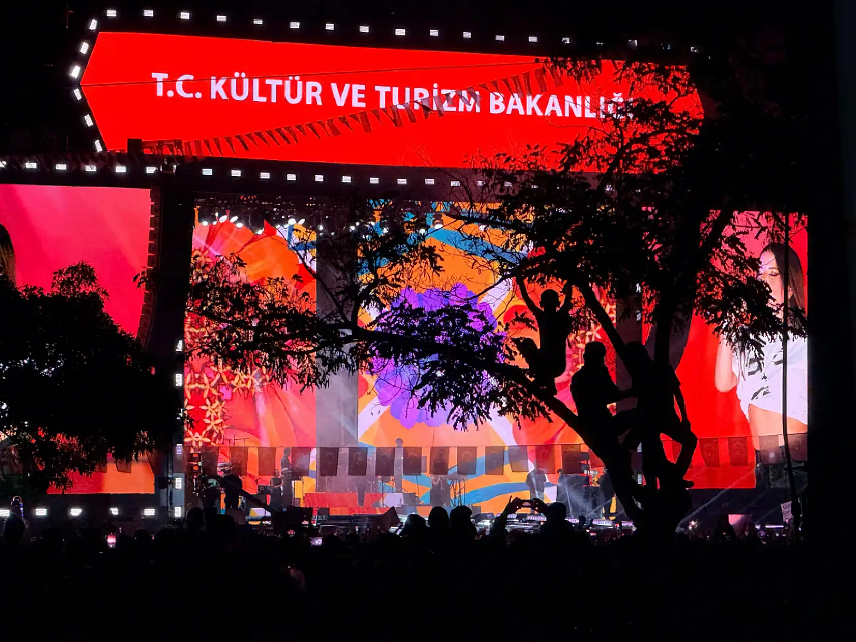 Simge coşkusu Konya'ya sığmadı! Ağaçlara tırmandılar