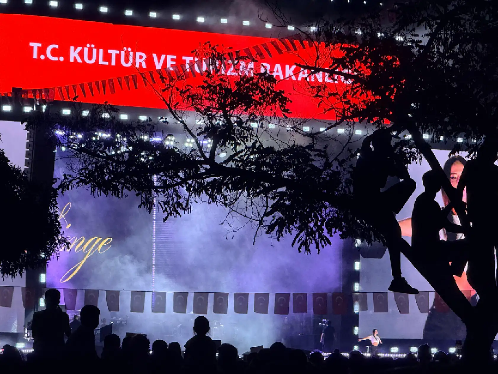 Simge coşkusu Konya'ya sığmadı! Ağaçlara tırmandılar