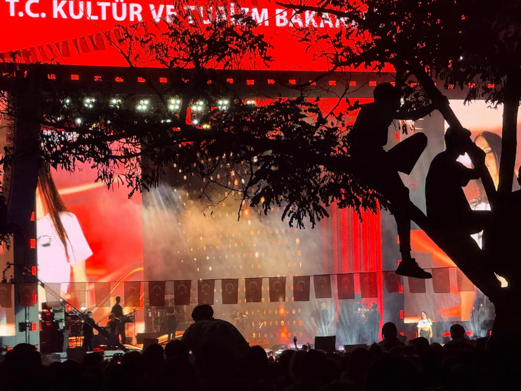 Simge coşkusu Konya'ya sığmadı! Ağaçlara tırmandılar