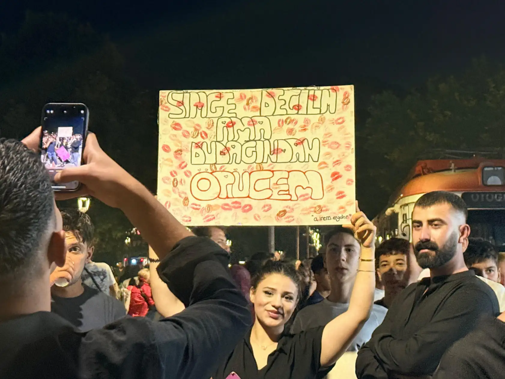 Simge coşkusu Konya'ya sığmadı! Ağaçlara tırmandılar