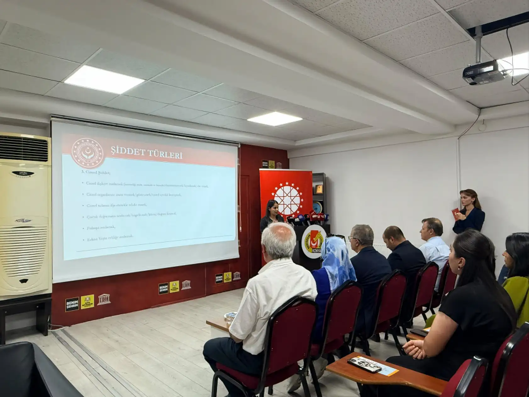 Konya'da gazeteciler masaya yatırdı: Kadına şiddet haberlerinde doğru dil nasıl olmalı?